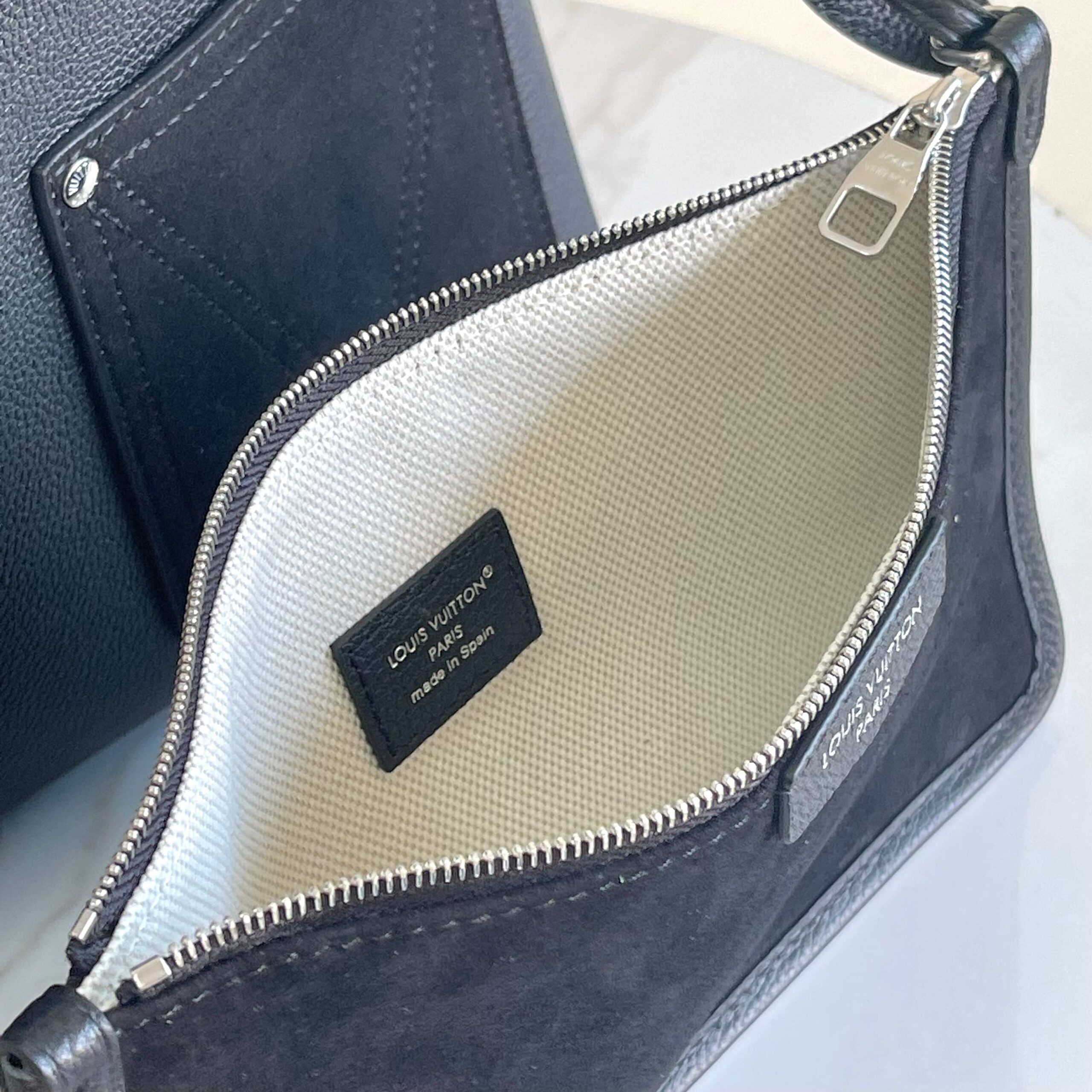 Louis Vuitton Verso Hobo Handbag - Image 8