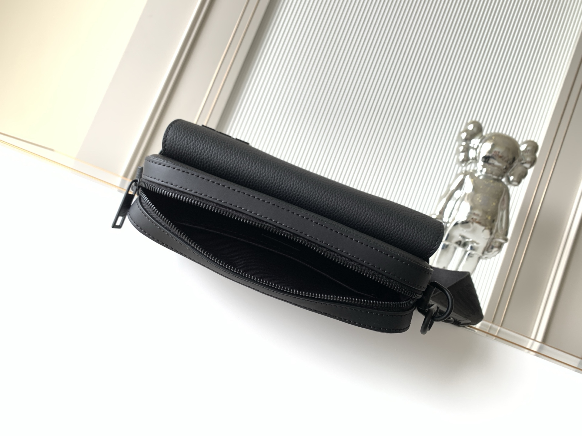 Fastline Leather Crossbody Bag M22482 - Black - Image 8