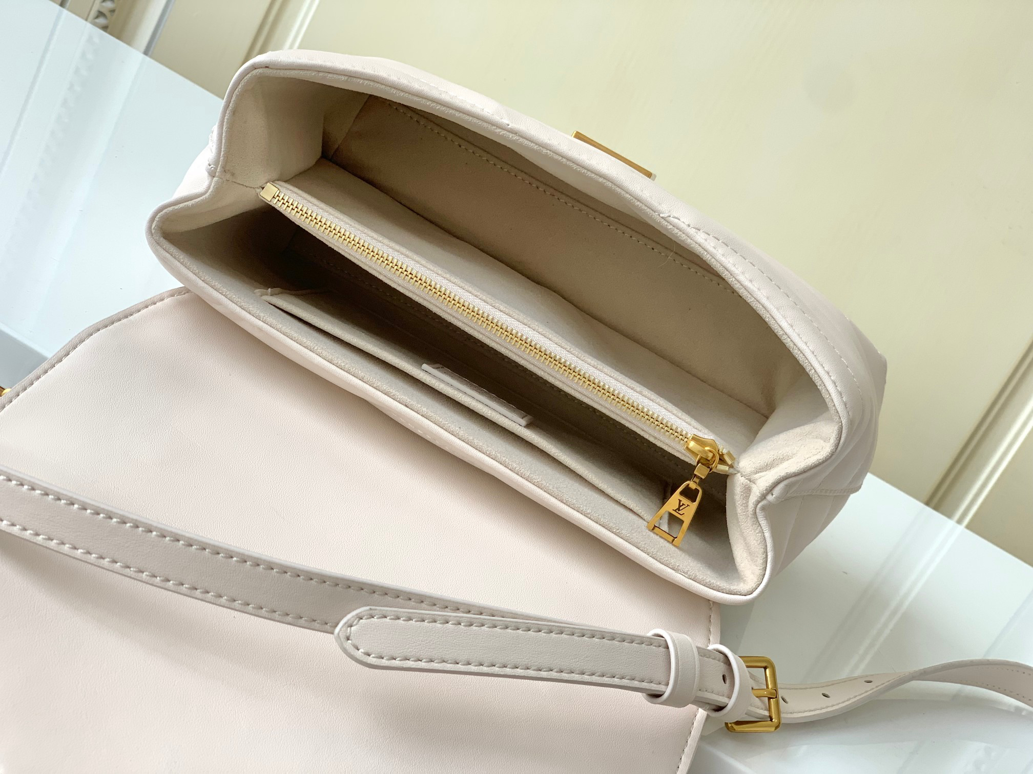 Louis Vuitton Hold Me Handbag in New Wave Quilted Leather - Image 8