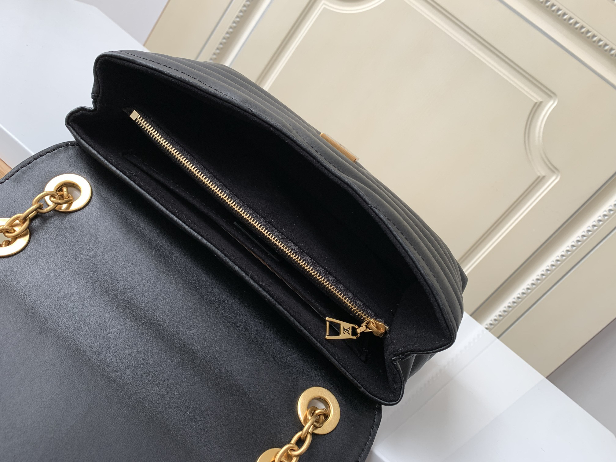 Louis Vuitton New Wave Chain V Shoulder Bag M58552 Black - Image 8