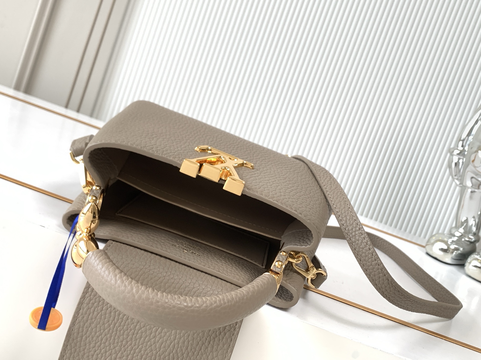 Louis Vuitton Capucines Mini Handbag M23943 in Elephant Gray - Image 8