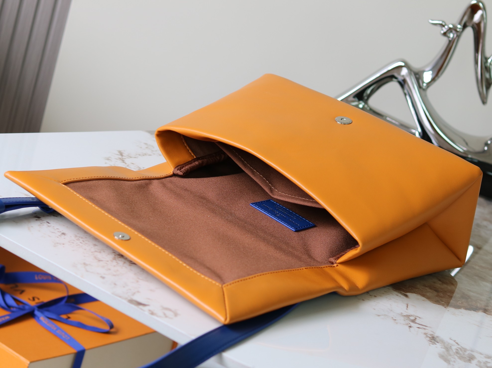 Louis Vuitton M12988 Medium Handbag - Image 8