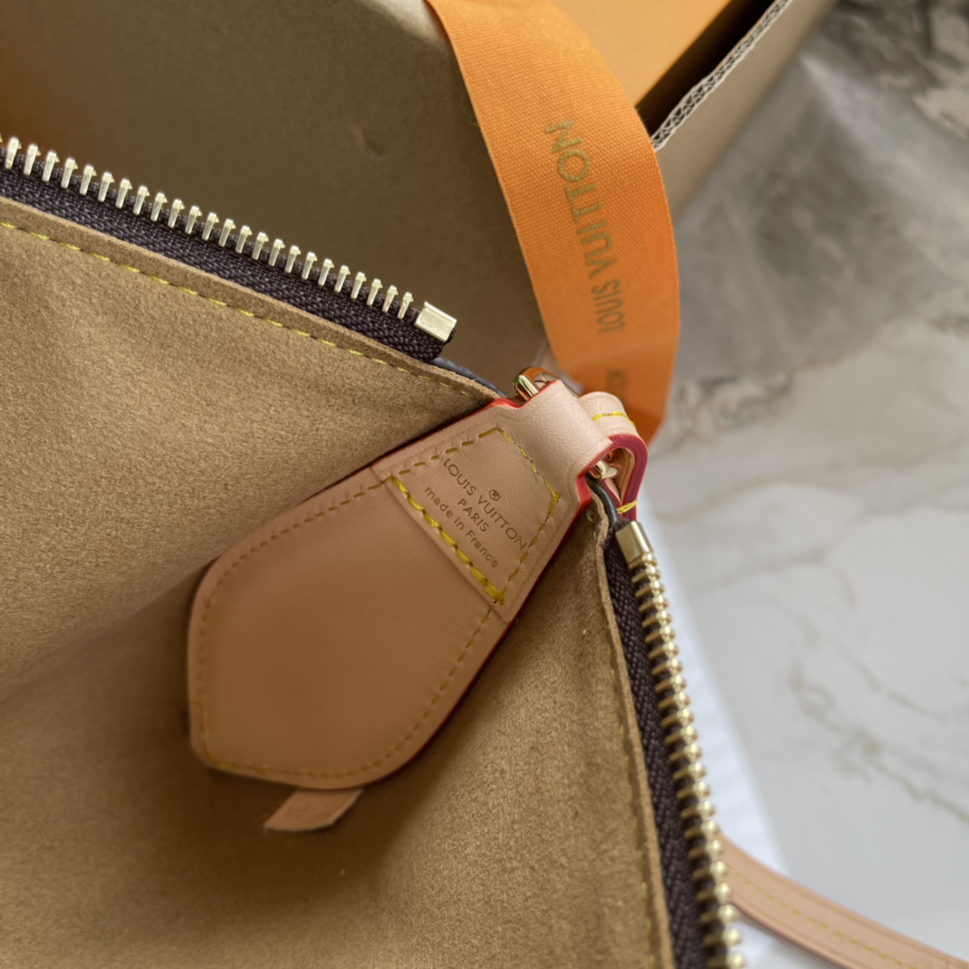Louis Vuitton Pochette Tirette Monogram Shoulder Bag - Image 8