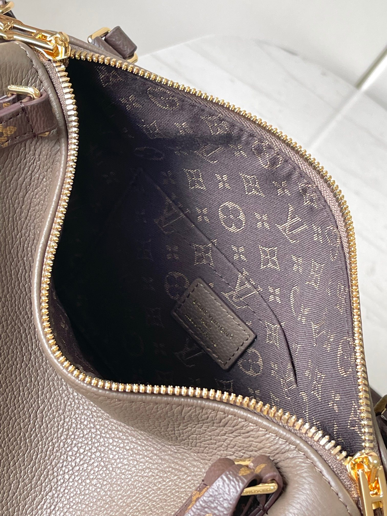 Louis Vuitton Express Small Handbag - Image 8