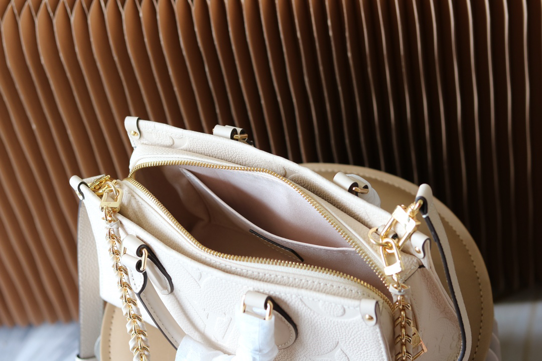 Louis Vuitton OnTheGo Small Tote Bag in Giant Monogram Leather - Image 8