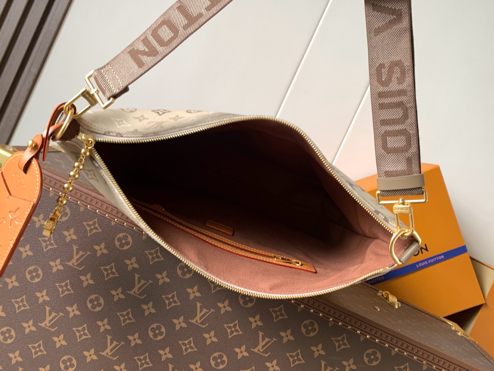 M26931 Mètis Monogram Canvas Shoulder Bag - Image 8