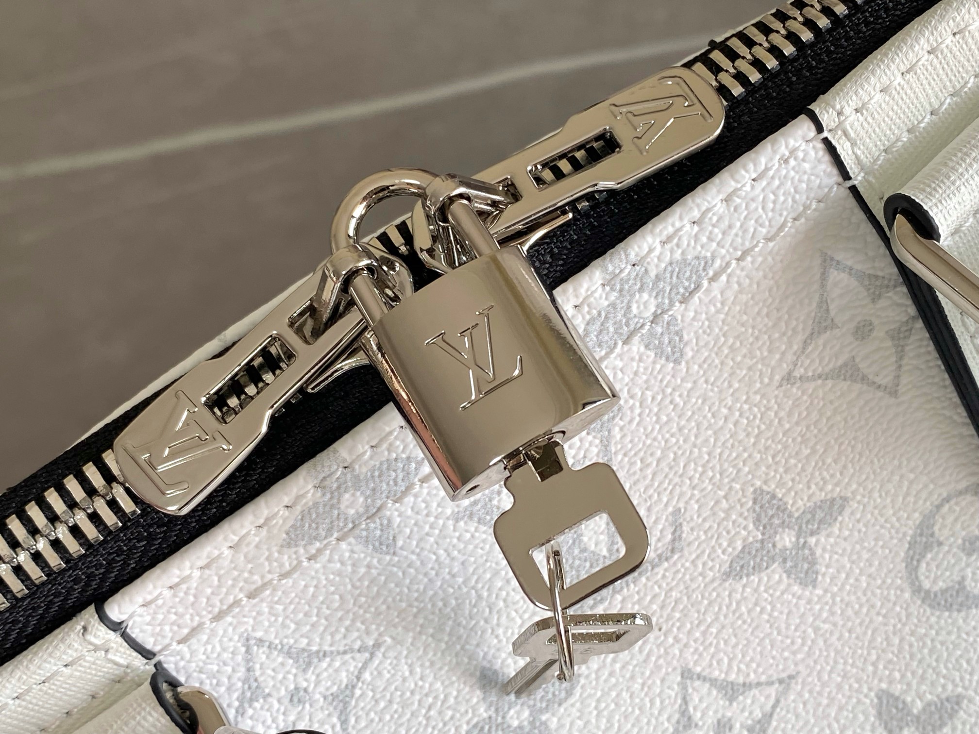Louis Vuitton Taigarama Keepall Travel Bag M27792 / M30885 - White - Image 8