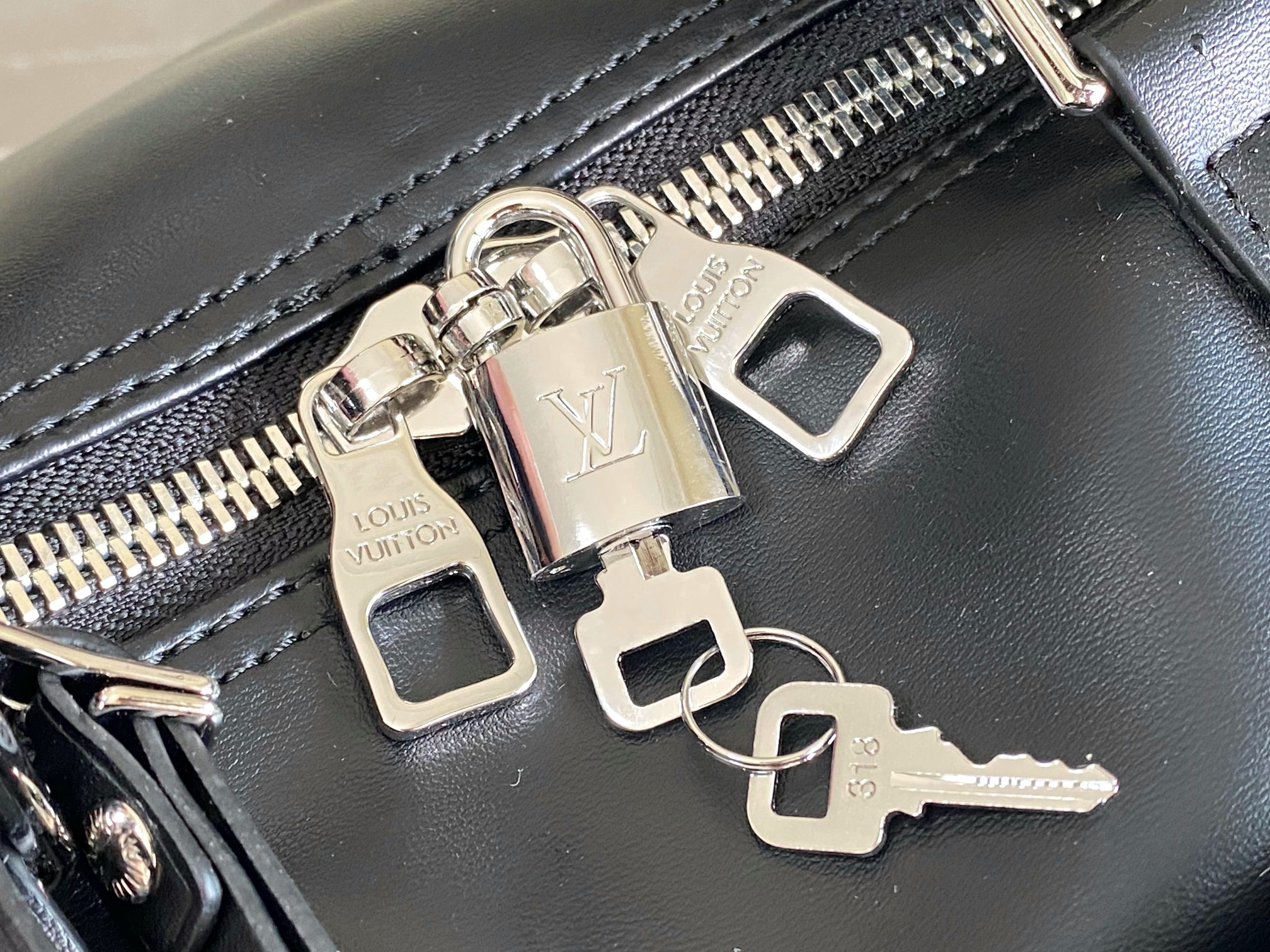 Louis Vuitton Keepall Bandoulière 50 Travel Bag - Image 8