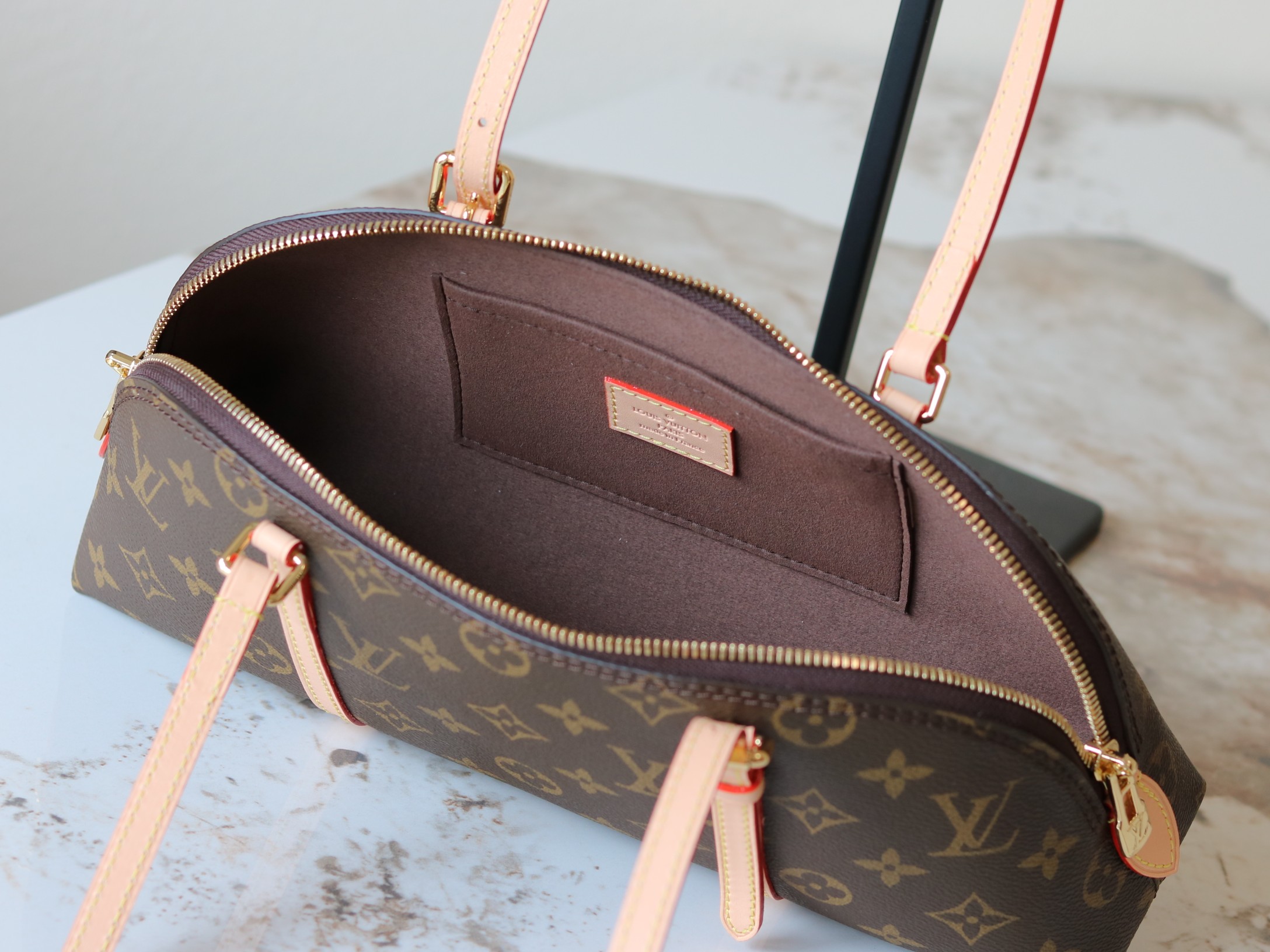 Louis Vuitton Squire East West Handbag M28953 - Image 8