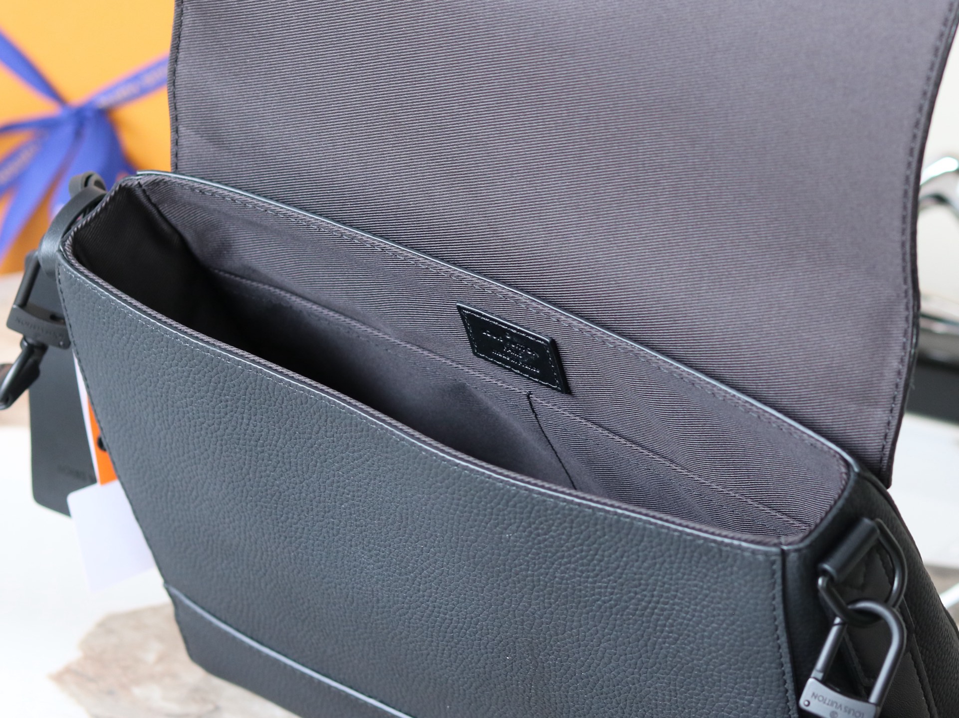 Louis Vuitton Aerogram Leather Messenger Bag - Image 8