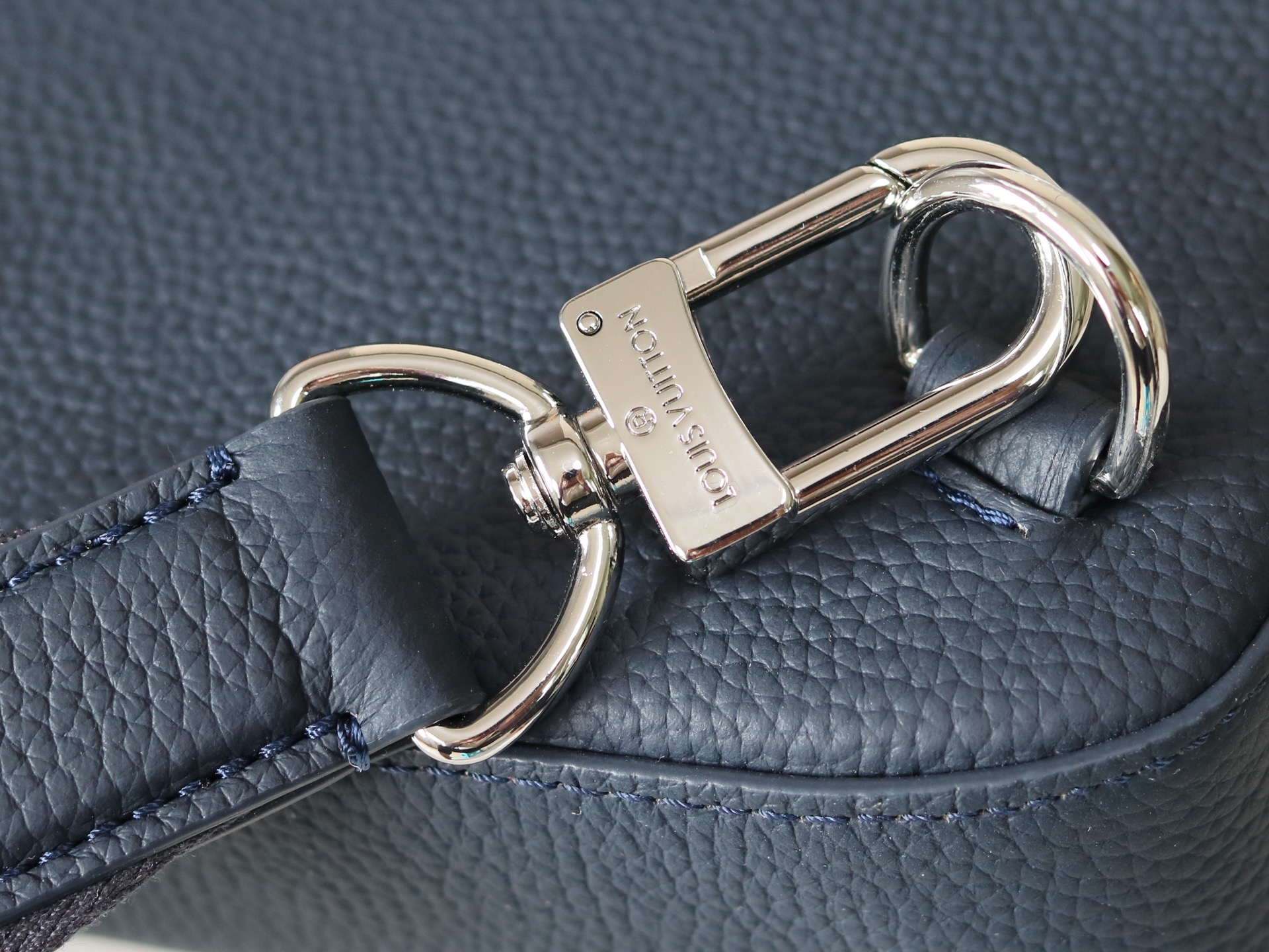 Louis Vuitton Avenue Sling Bag PM in Navy Blue Leather - Image 8
