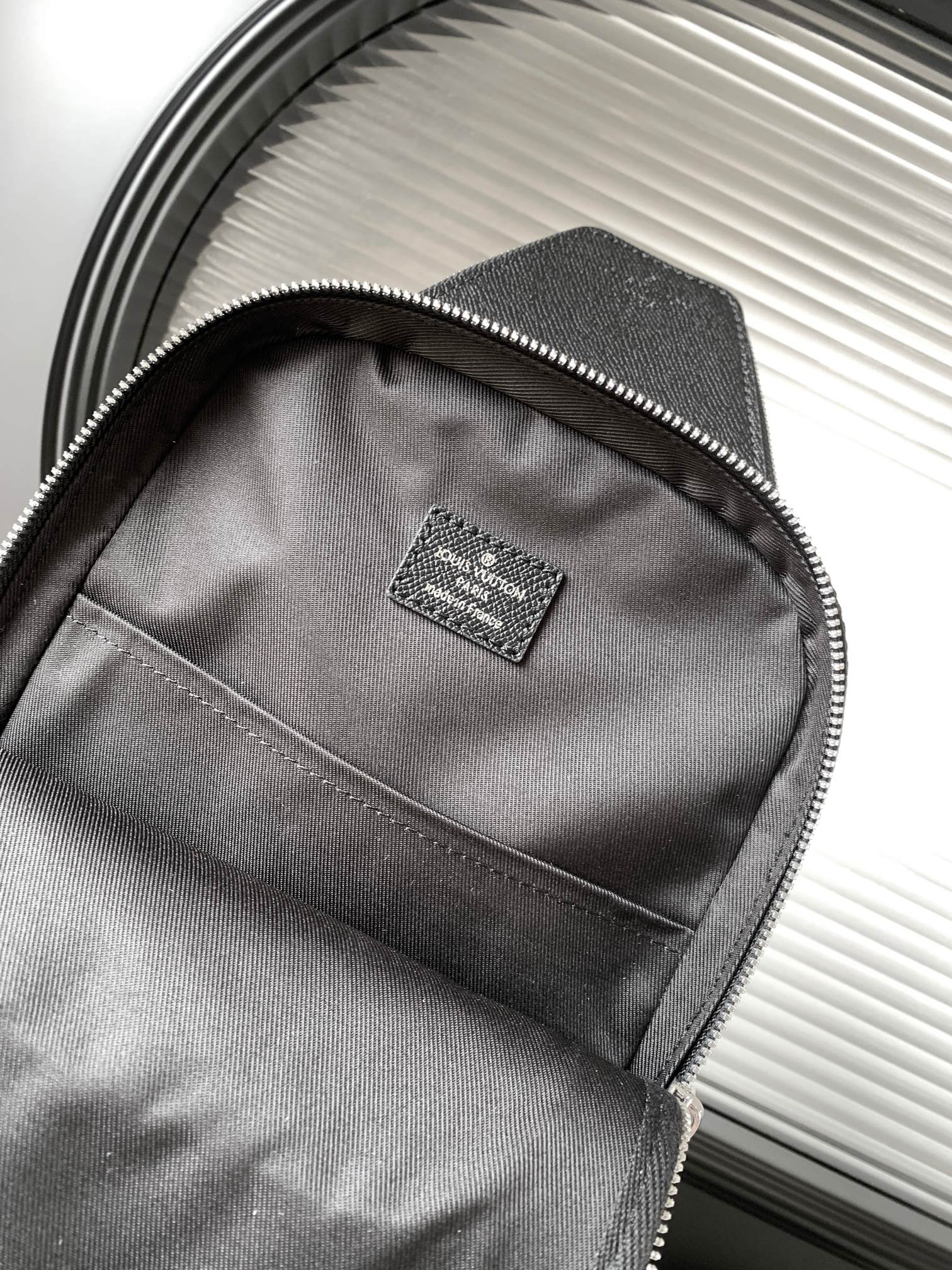 Louis Vuitton Avenue Shoulder Bag in Damier Graphite Canvas - Image 8