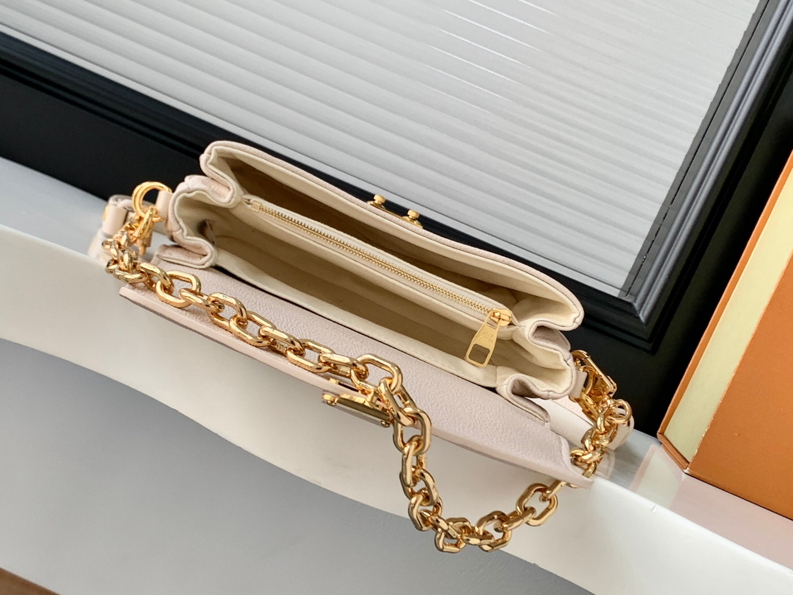 Louis Vuitton Pochette Métis East West Handbag in Dream Monogram - Image 8