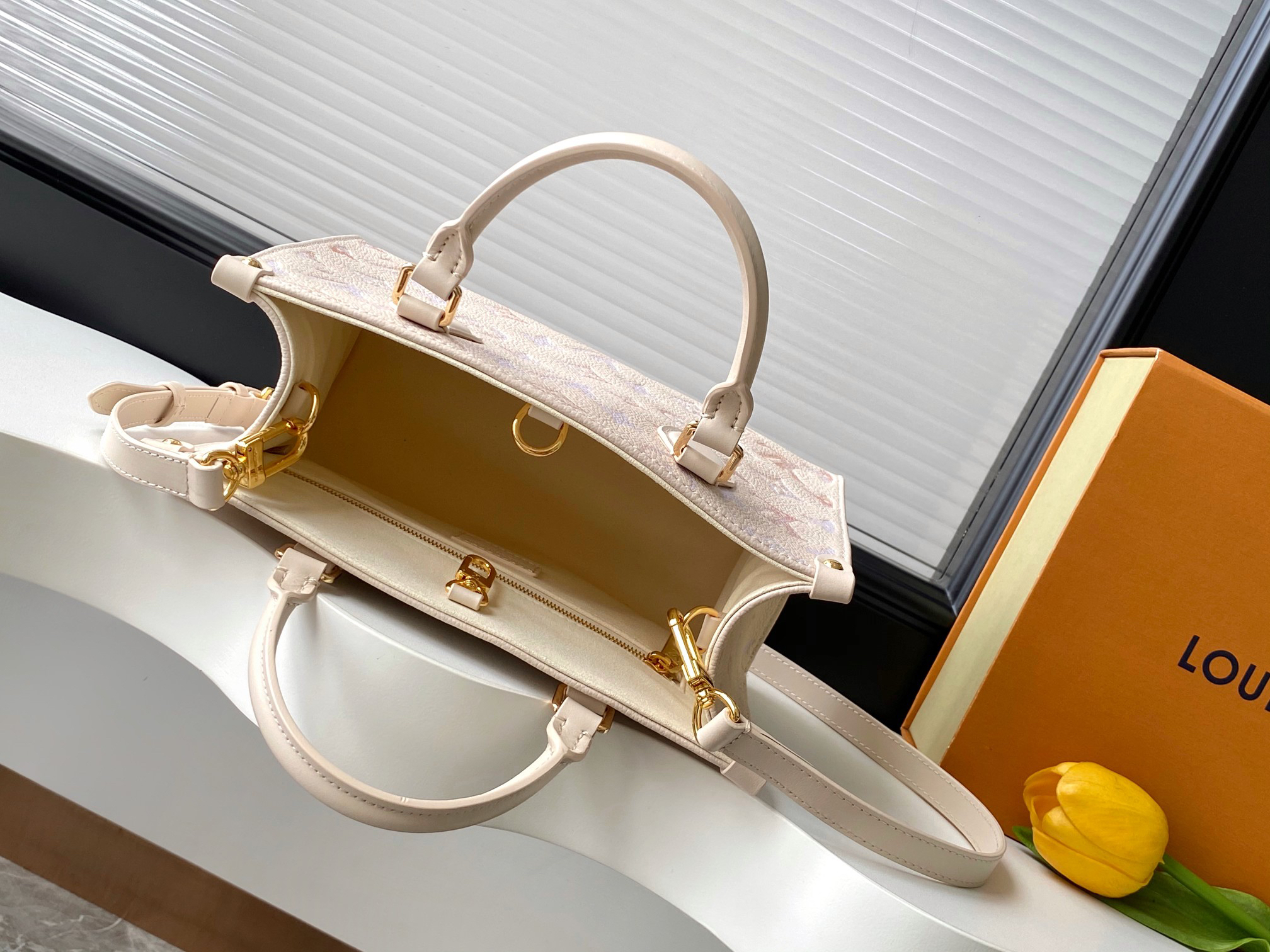 Louis Vuitton OnTheGo Small Handbag M25770 in White Gradient Leather - Image 8