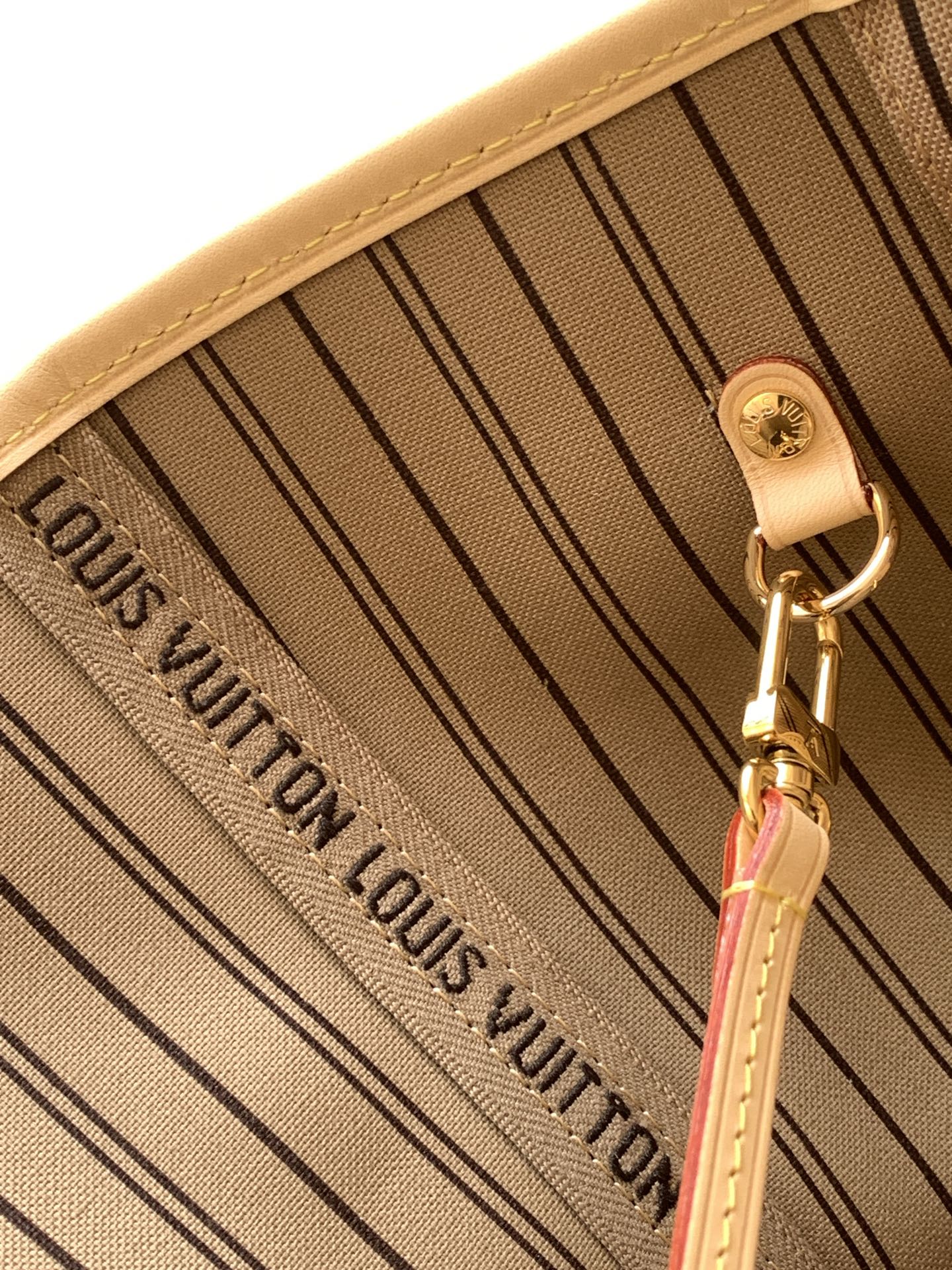 Louis Vuitton Neverfull MM Monogram Canvas Tote Bag - Image 8