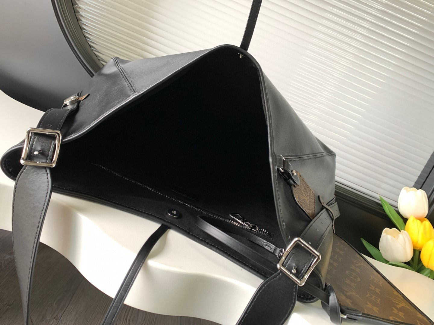 Louis Vuitton CarryAll Dark Medium Handbag M25143 - Image 8