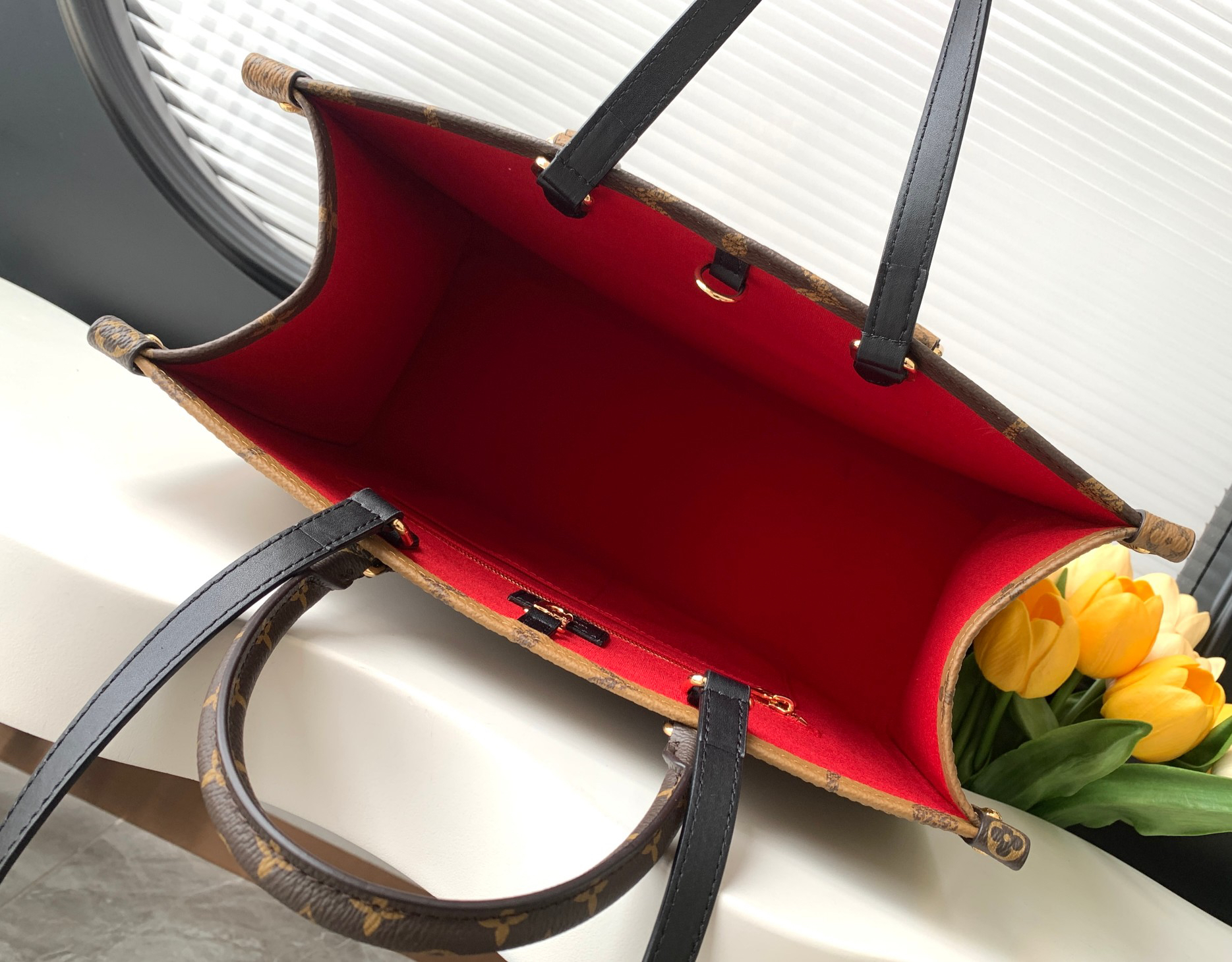 Louis Vuitton Onthego MM Tote Bag - Image 8