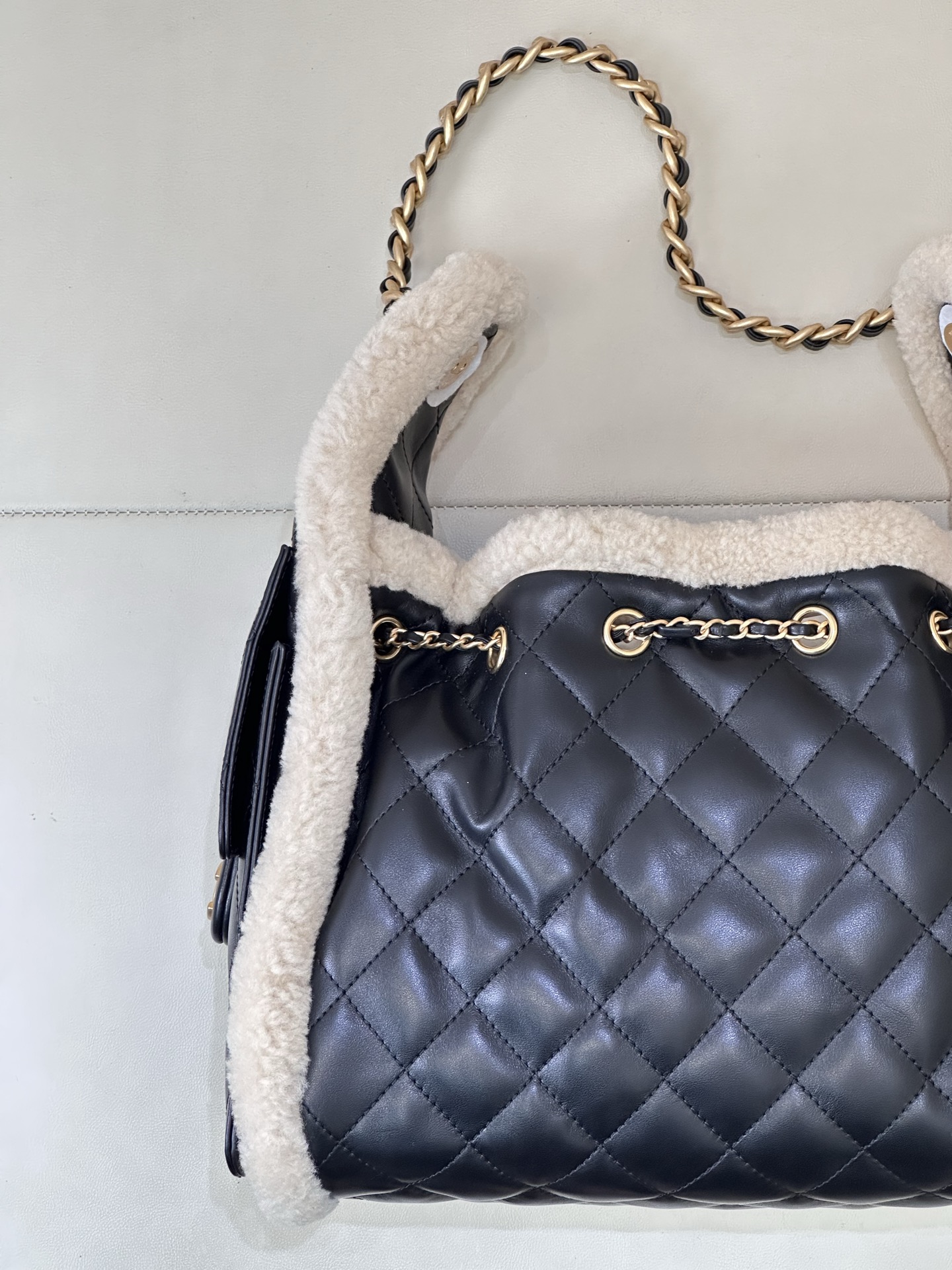 Chanel 25 Lambswool Hobo Handbag - Image 8
