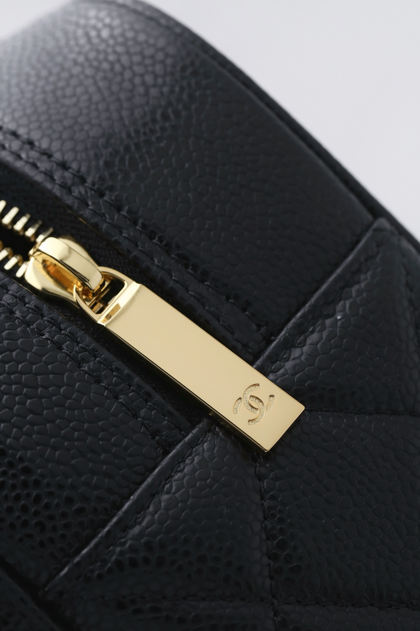 CHANEL 20996 Vintage Caviar Leather Bowling Bag - Image 8