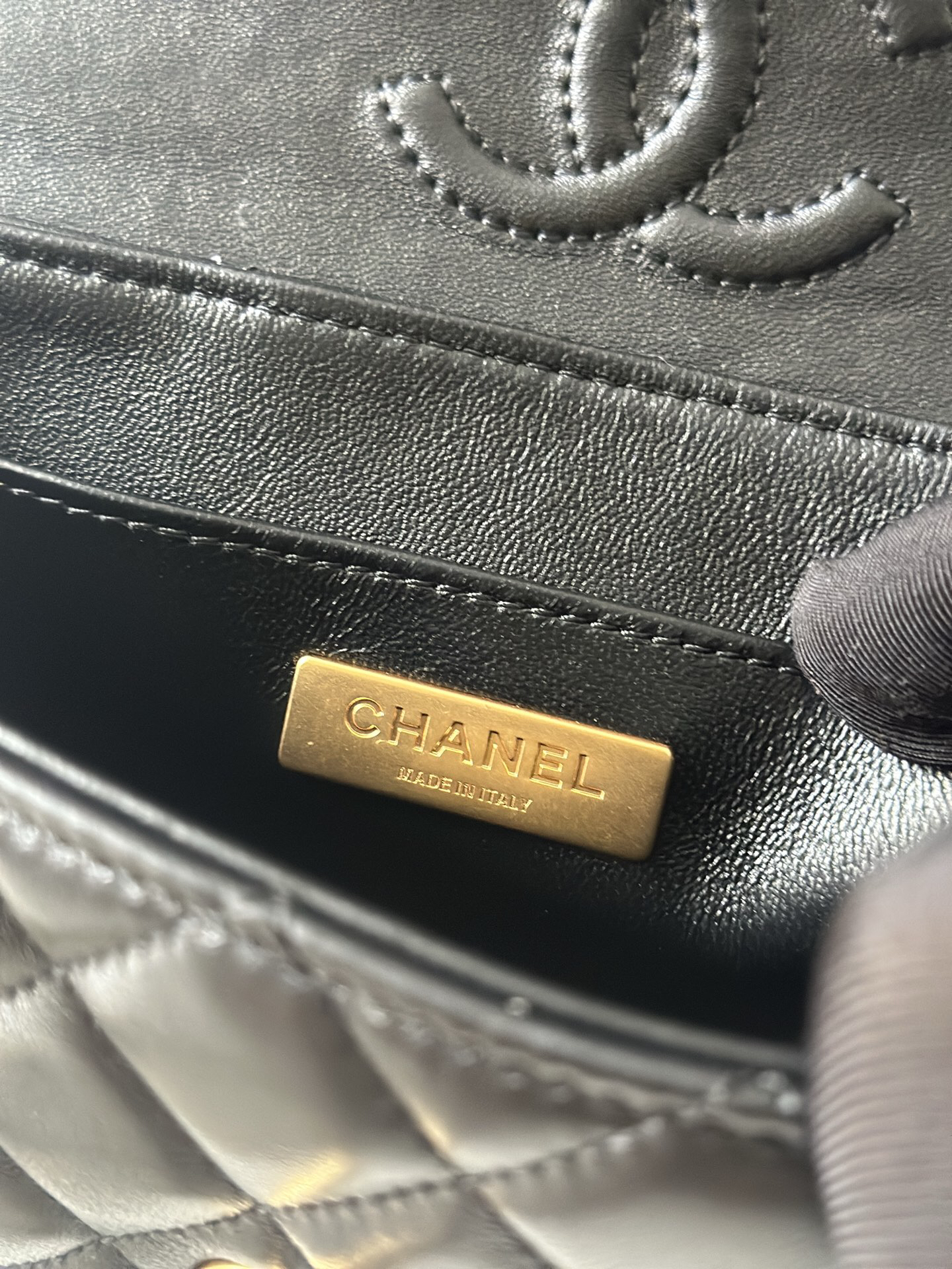 Hermès Kelly 25 Black and Gold Handbag - Image 8