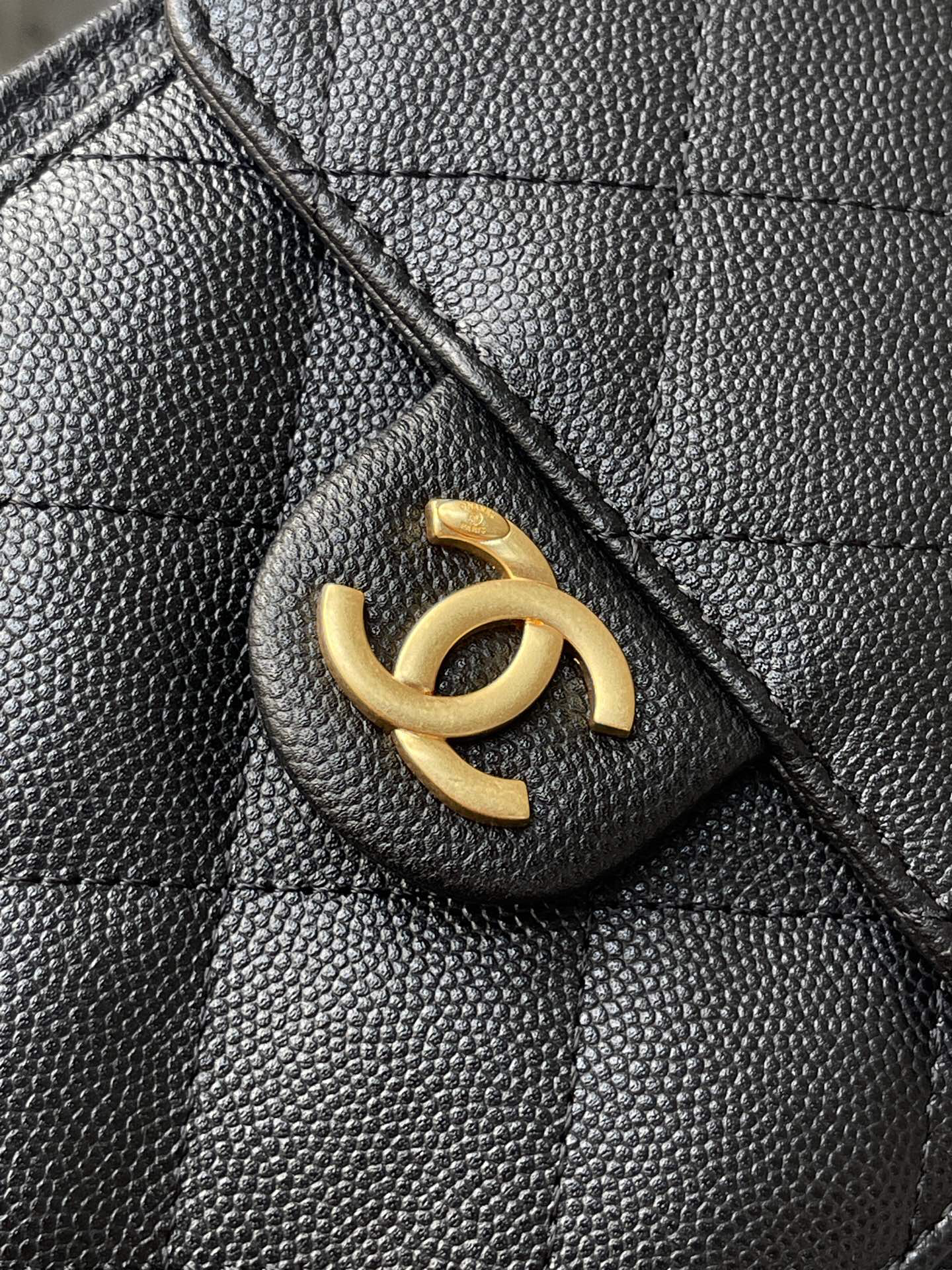 Chanel 25C Quilted Leather Hobo Shoulder Bag - Image 8