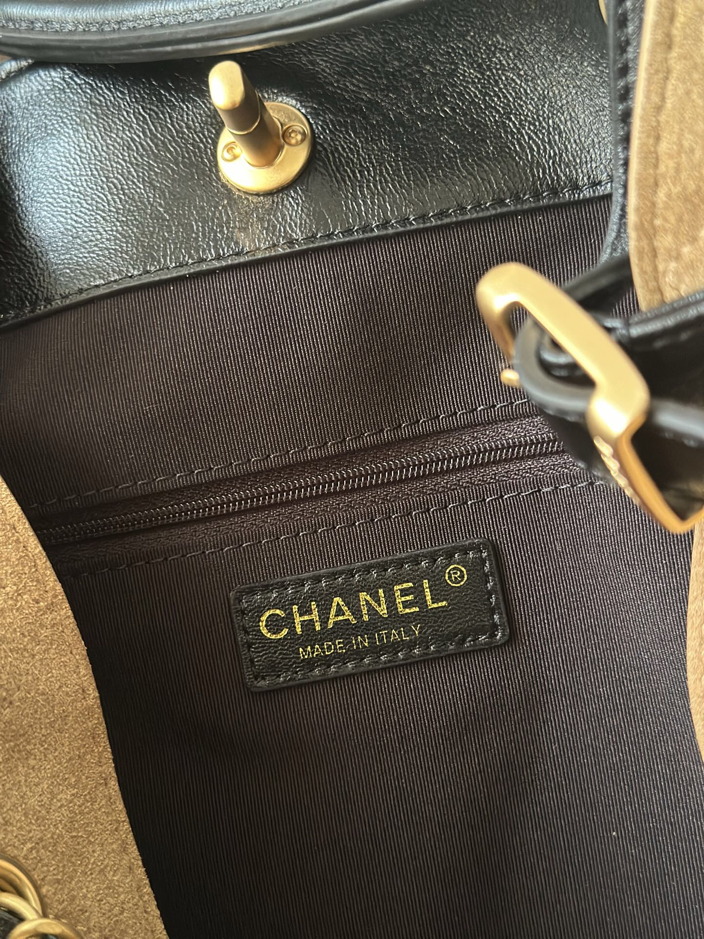 Chanel 25A Handcrafted Calfskin Handbag - Image 8