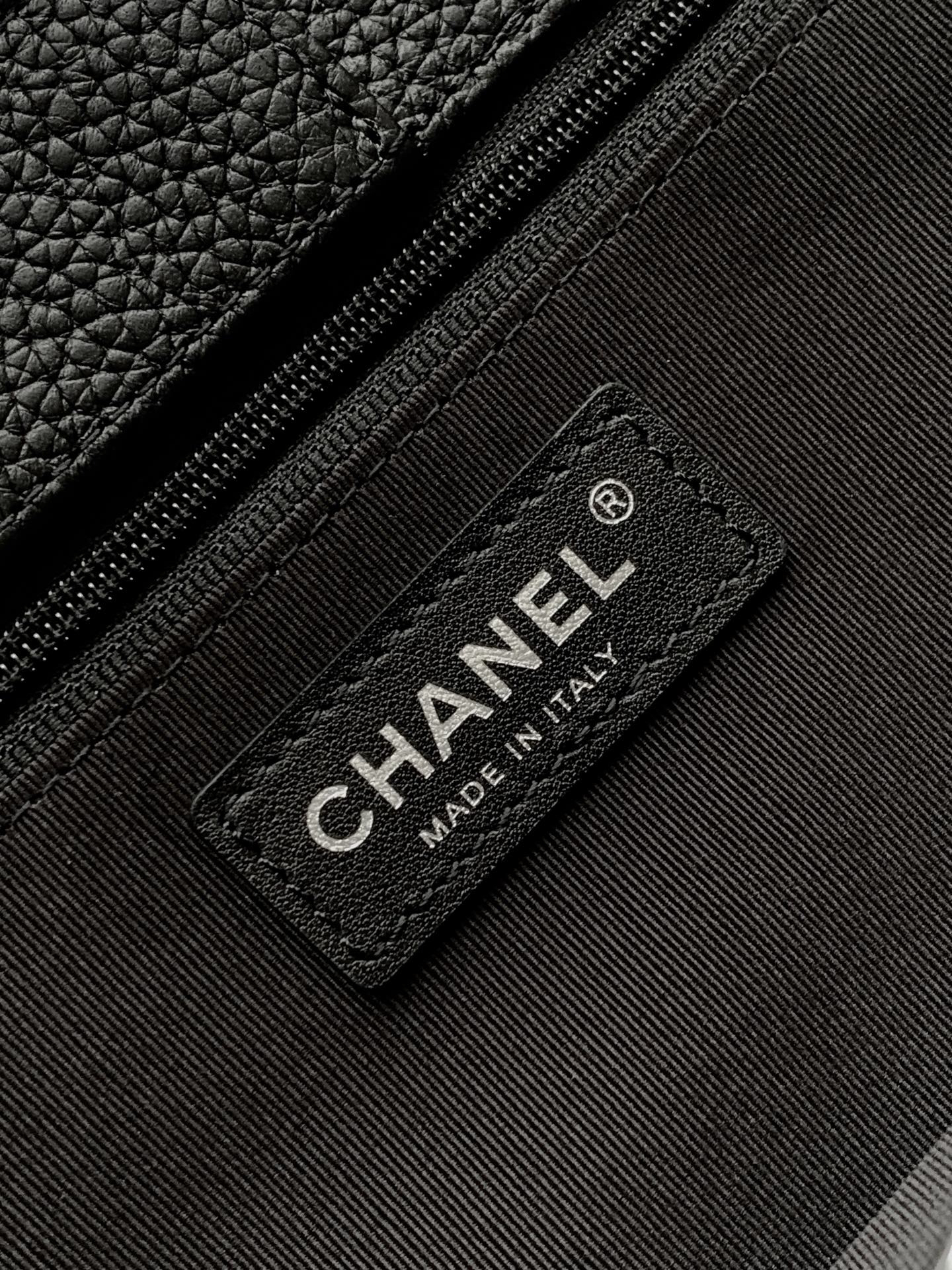 Chanel Cerf Medium Black and Silver Textured Calfskin Tote Bag - Image 8