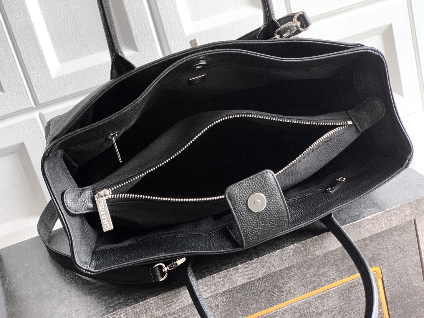 Chanel Cerf Medium Tote Bag - Image 8