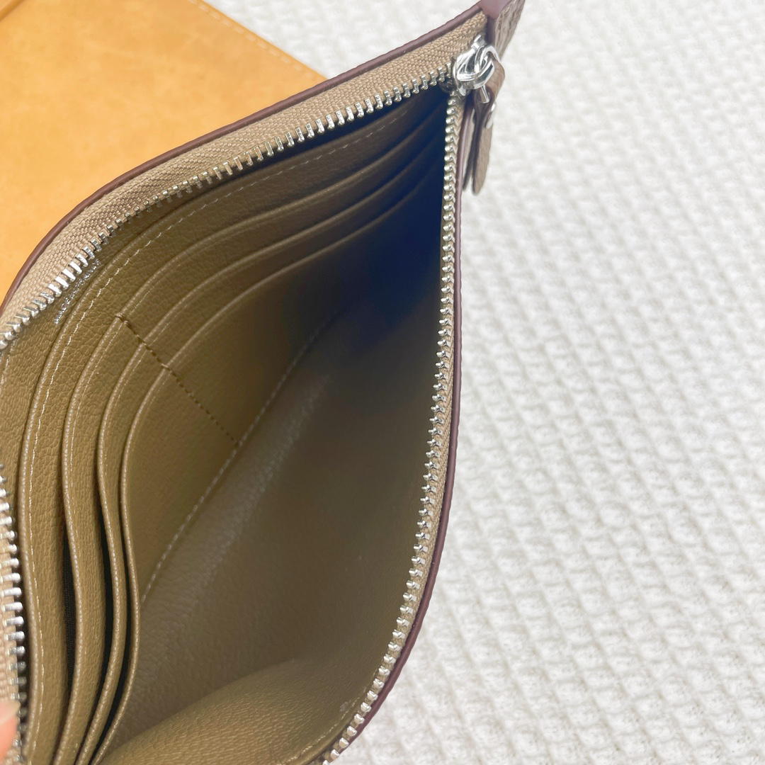 Hermès Silk'in Leather Checkbook Wallet - Image 8