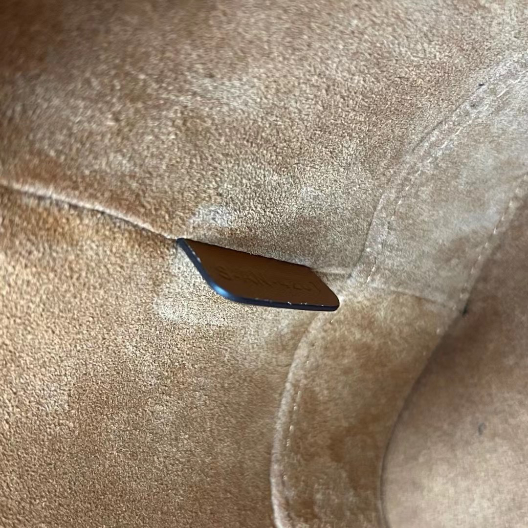 CELINE 2022 Spring/Summer CUIR Leather Bucket Bag - Image 8