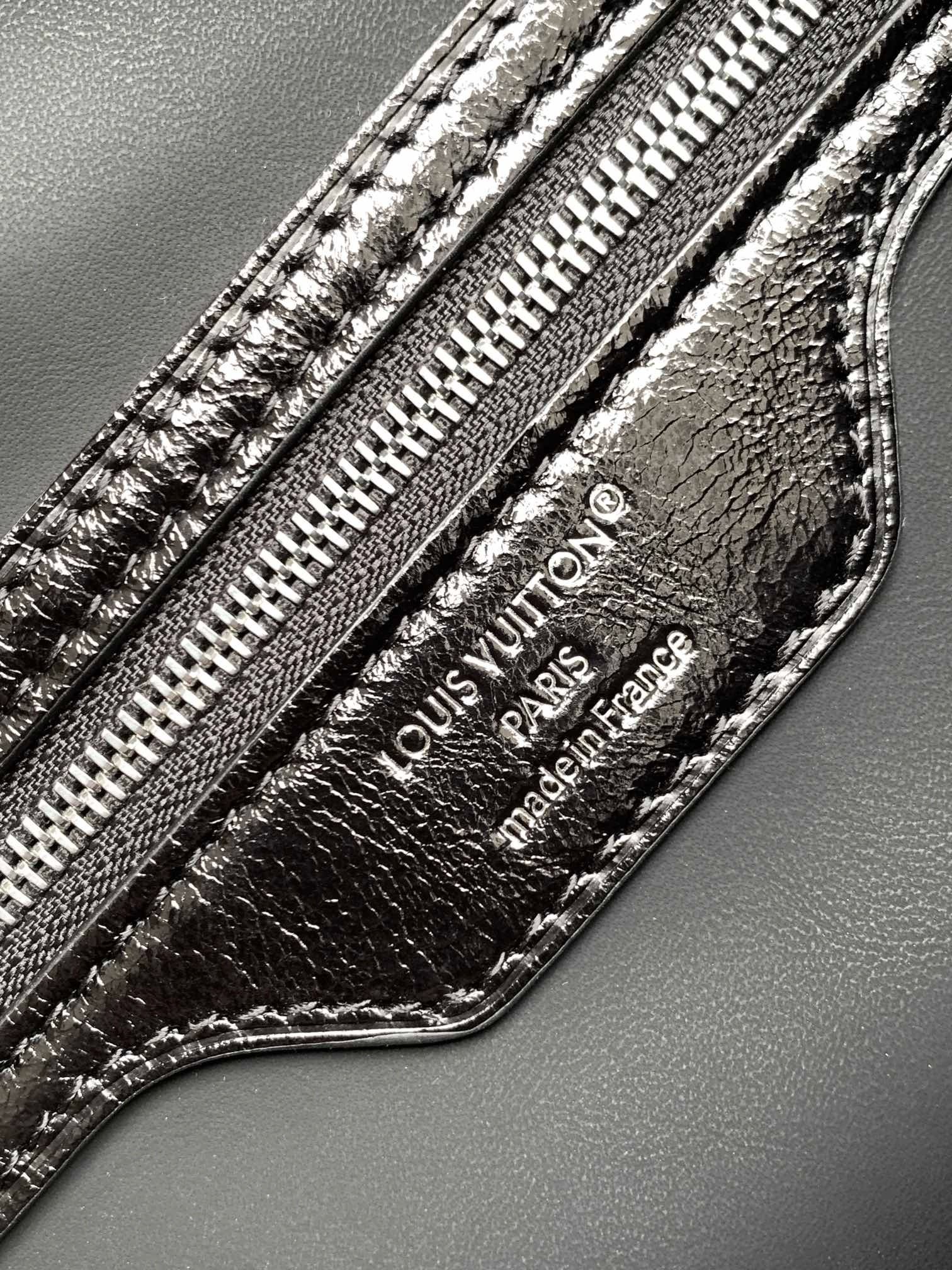 Louis Vuitton Speedy Soft 30 Handbag in Monogram Eclipse Canvas - Image 9