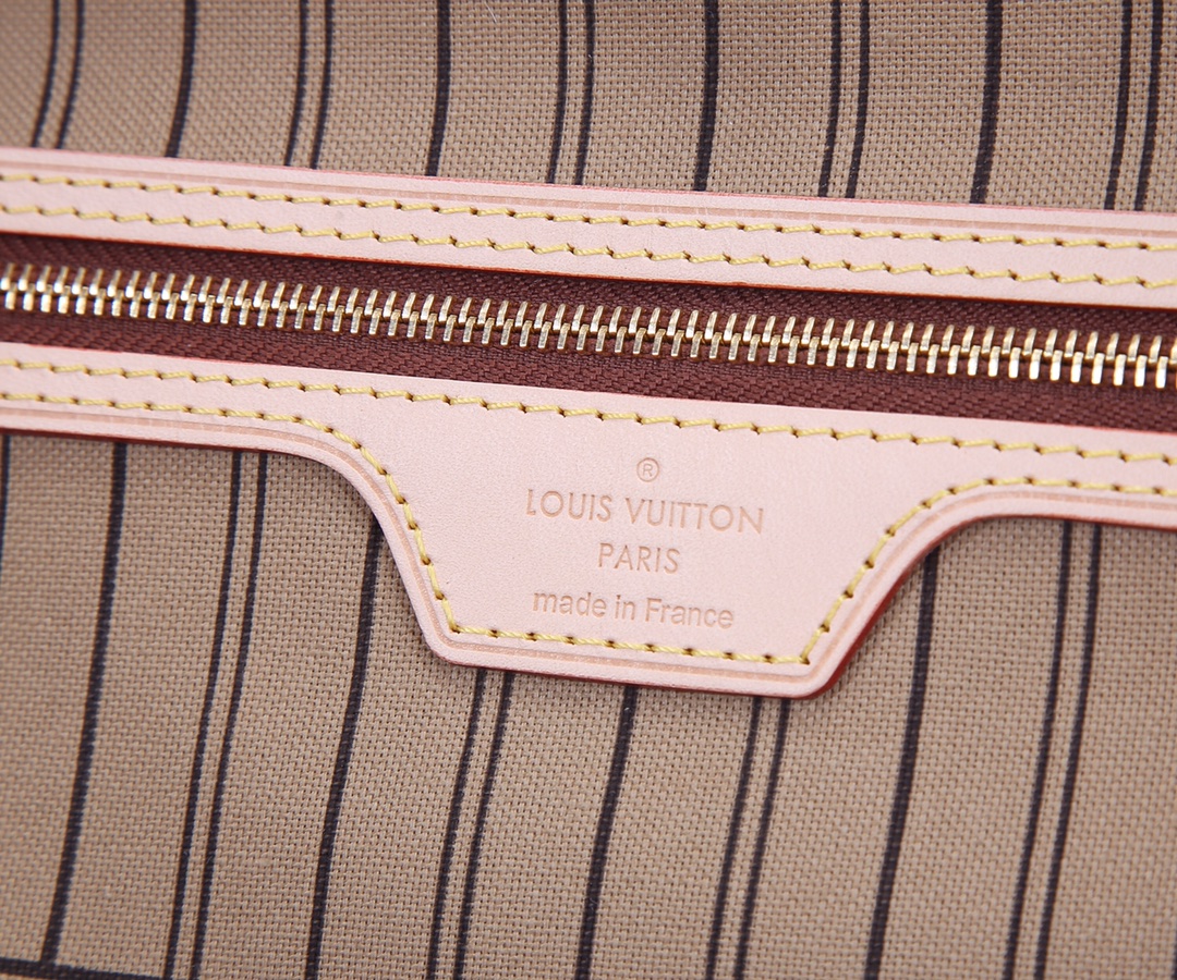 Louis Vuitton Neverfull Classic Handbag - Image 9