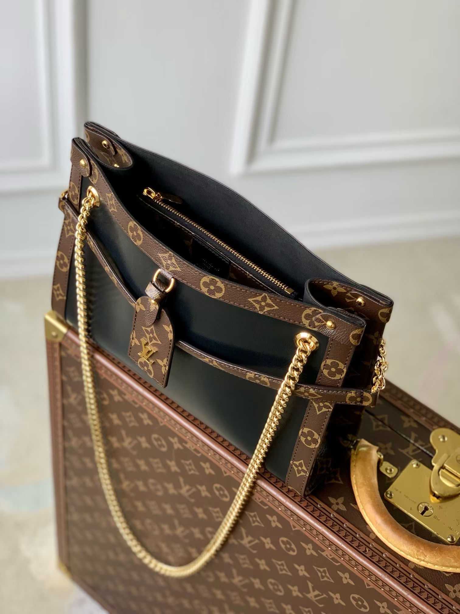 Louis Vuitton Nova Small Handbag M13140 - Image 9