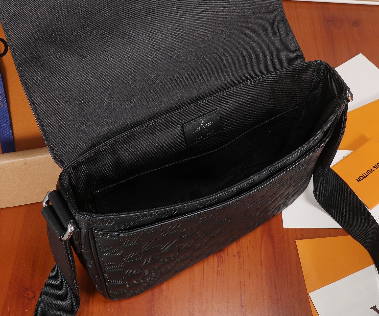 Louis Vuitton District Small Messenger Bag N42711 in Damier Infini - Image 9