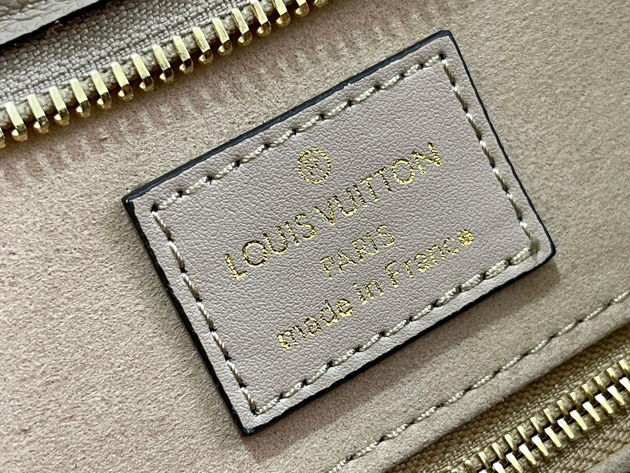 Louis Vuitton CarryAll M Handbag in Monogram Canvas - Image 9