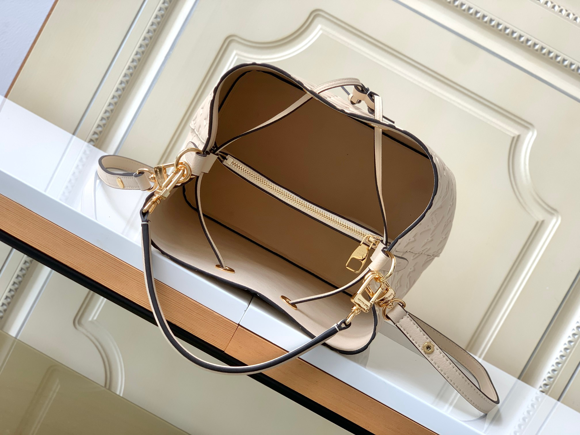 Louis Vuitton NéoNoé MM Bucket Bag in Cream Monogram Empreinte Leather - Image 9