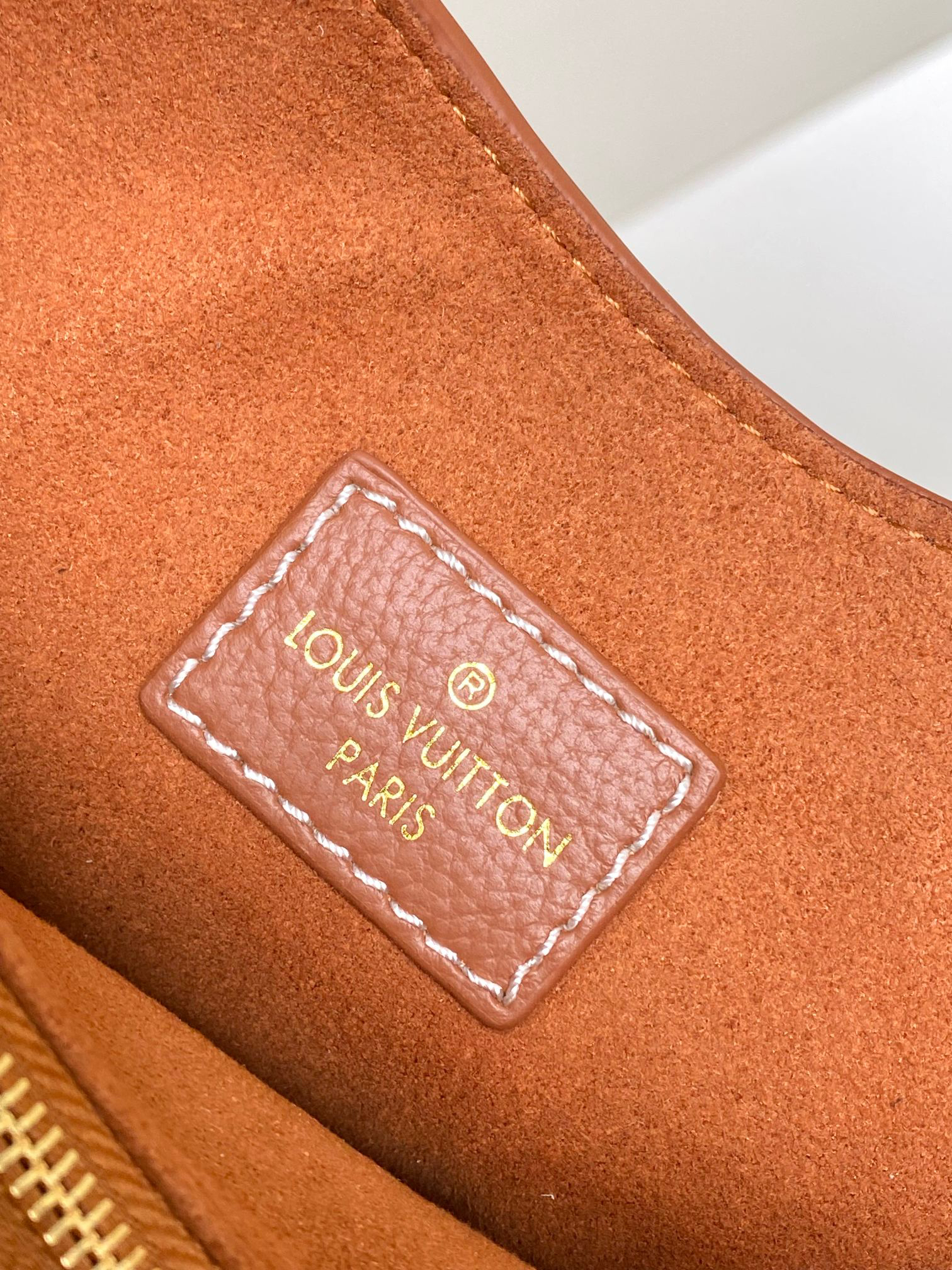 Louis Vuitton M24611 Leather Shoulder Bag - Image 9