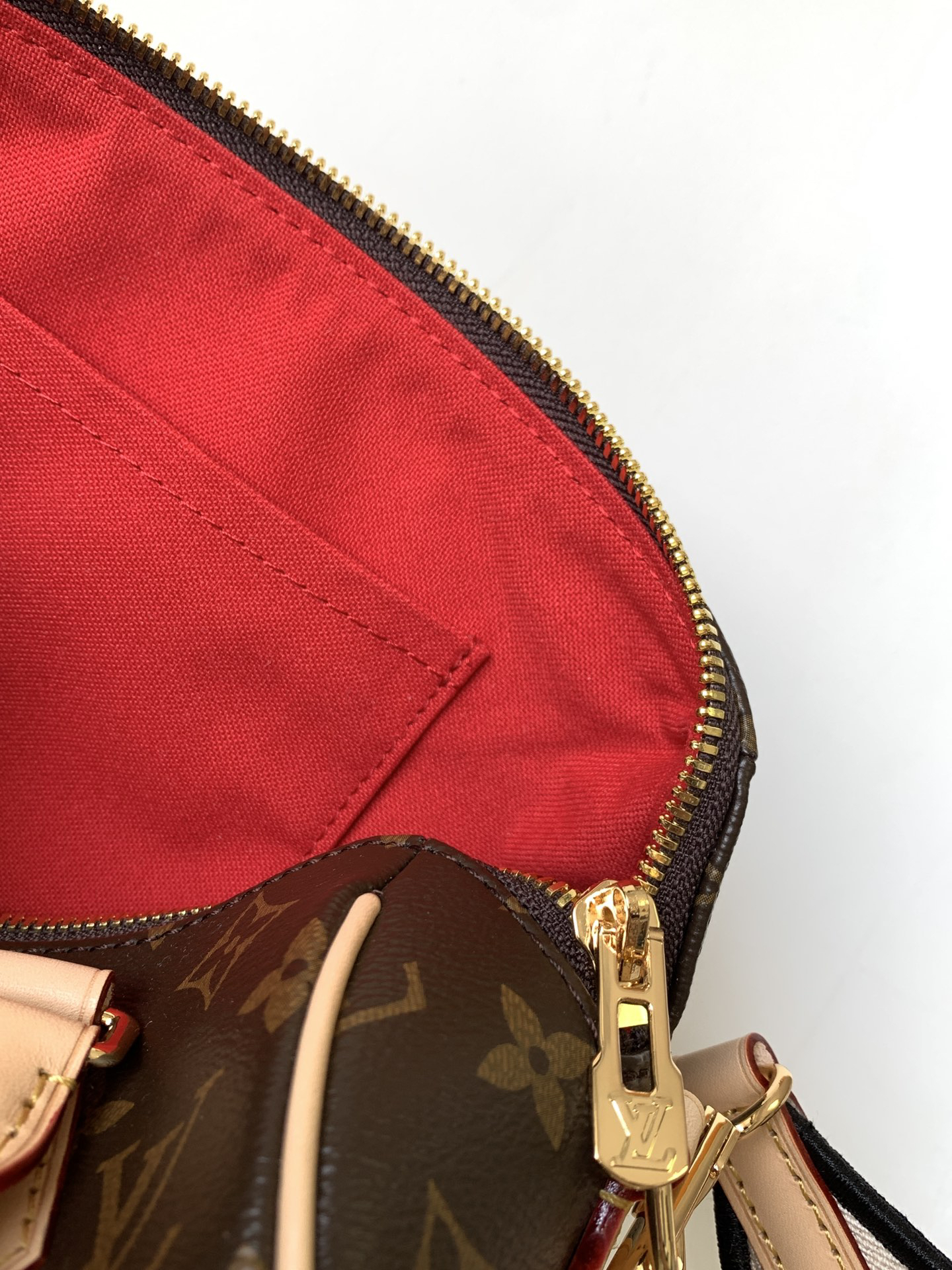 Louis Vuitton Speedy Bandoulière 20 Crossbody Bag in Monogram Canvas - Image 9