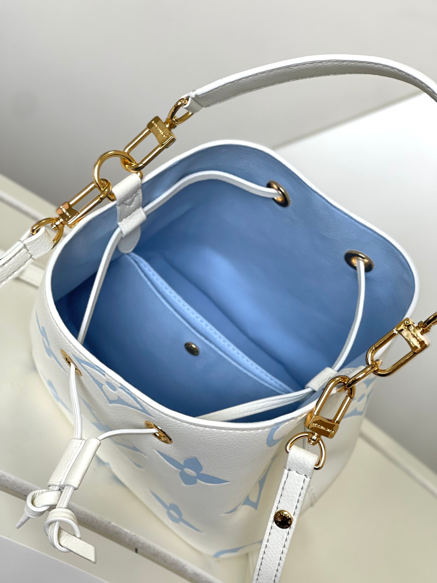 Louis Vuitton NeoNoé BB Bucket Bag in White and Blue - Image 9