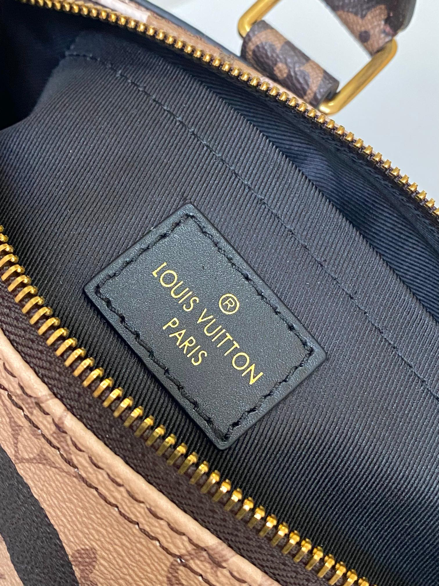 Louis Vuitton Keepall Bandoulière 25 Shoulder Bag in Monogram Canvas - Image 9
