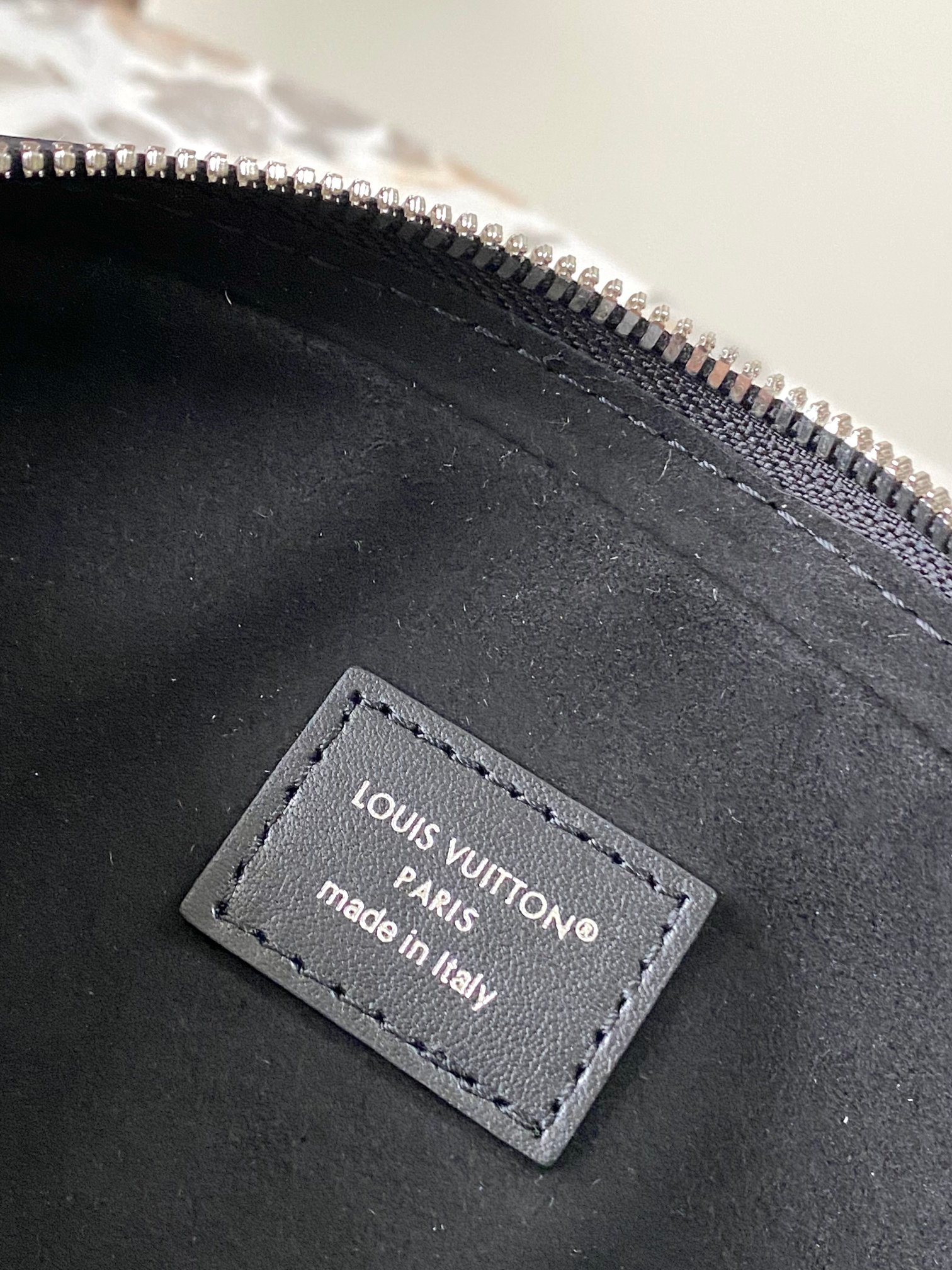 Louis Vuitton Pochette Vibe Shoulder Bag M14544 - Image 9