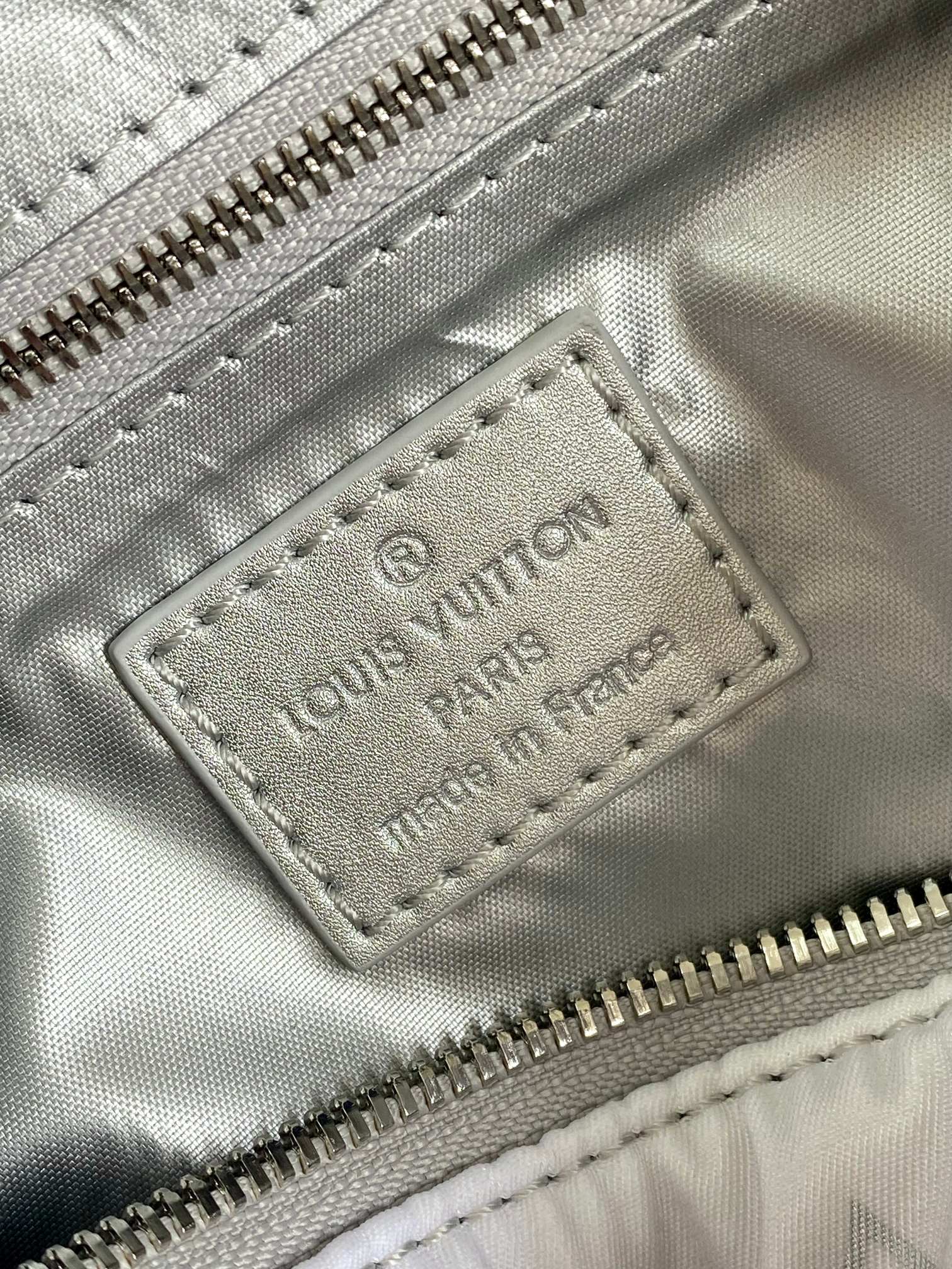 Louis Vuitton Speedy Bandoulière 25 Handbag in LV Snow Monogram - Image 9