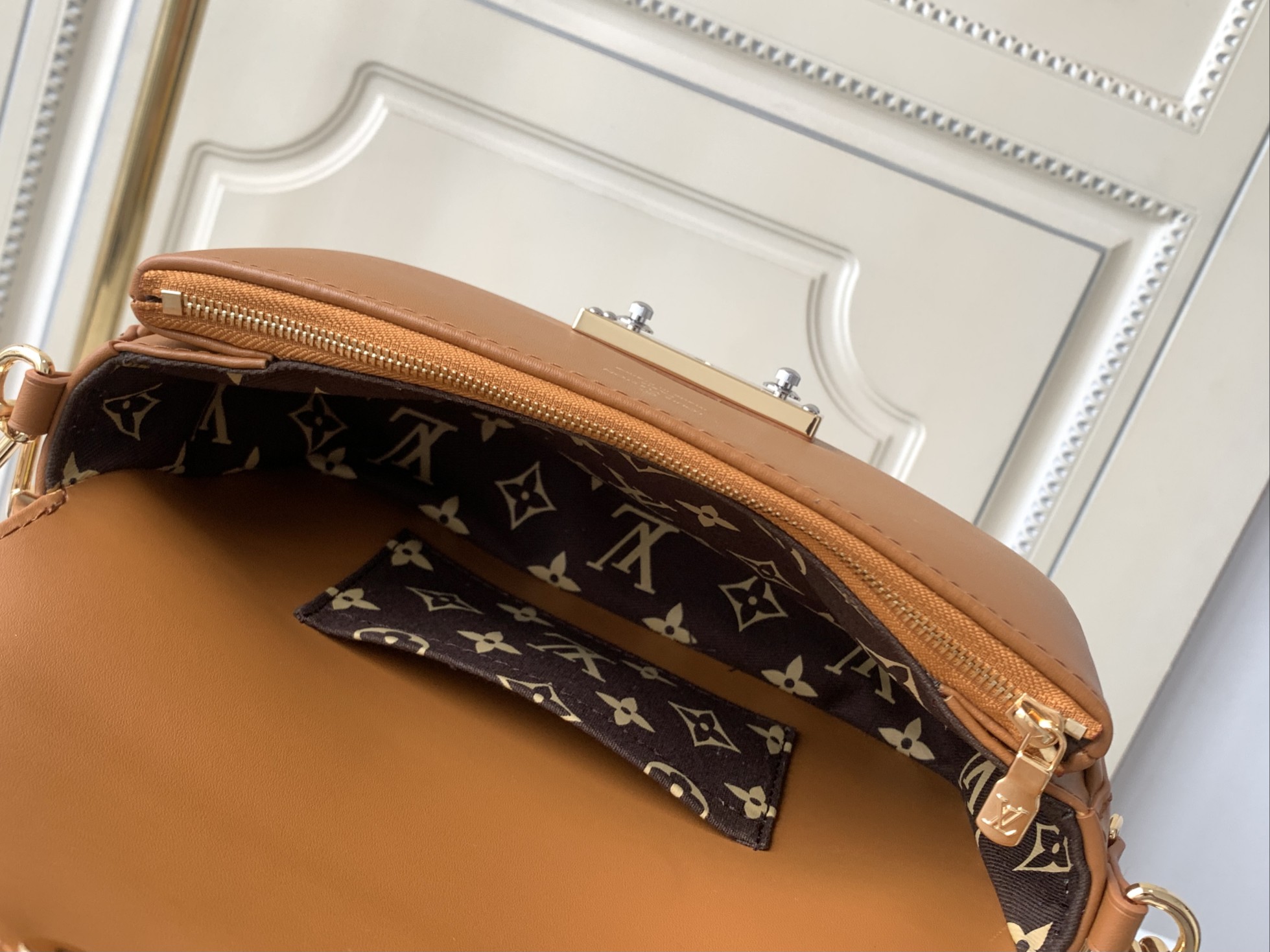 Swing Handbag M20393 – Black - Image 9