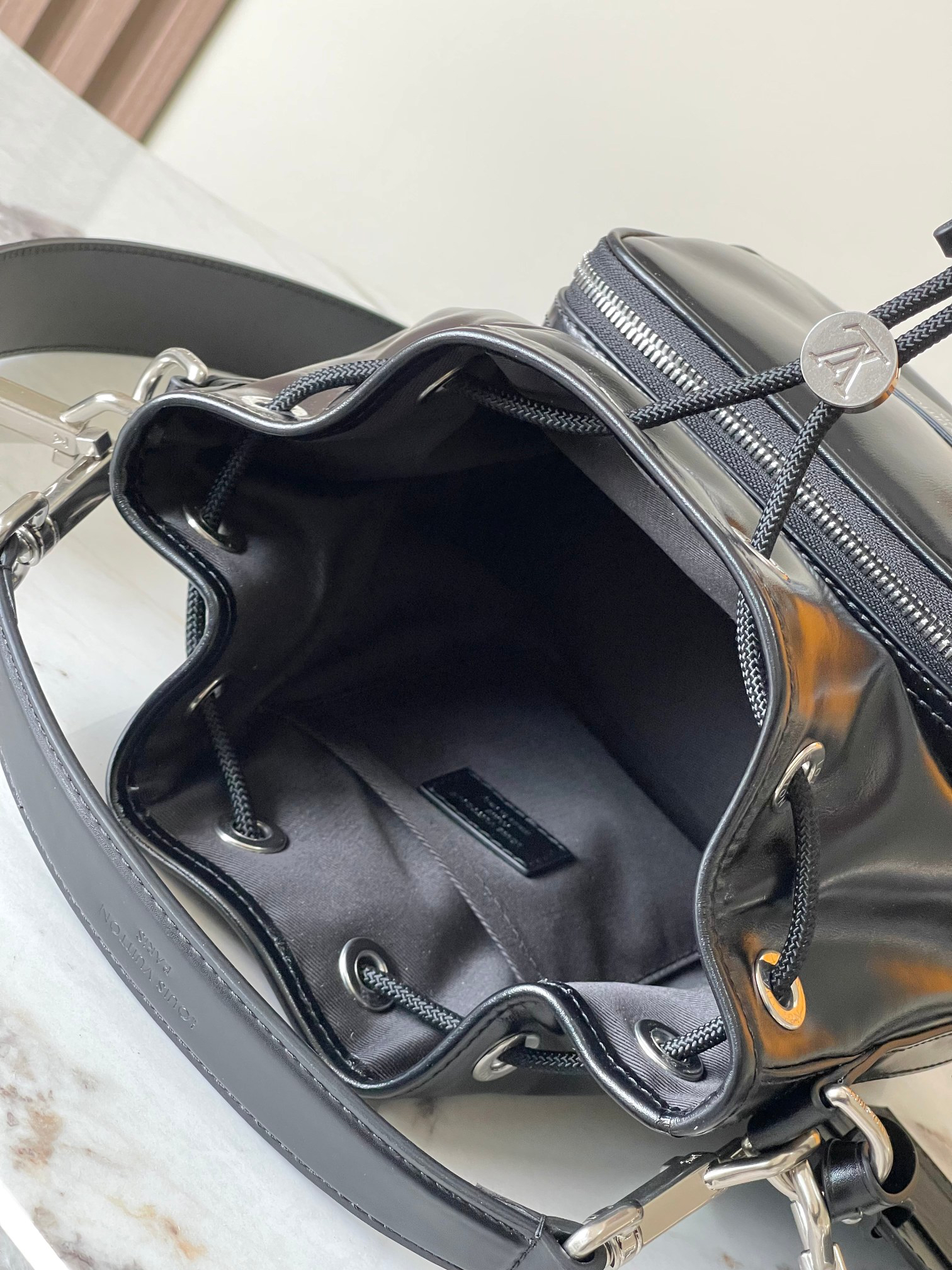 Noé Cargo Small Bucket Handbag - Image 9