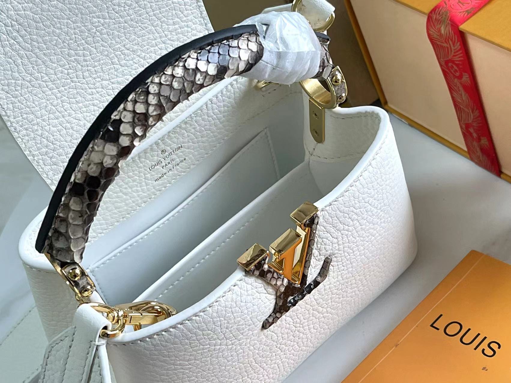 Louis Vuitton Capucines Mini Handbag in Taurillon Calfskin - Image 9