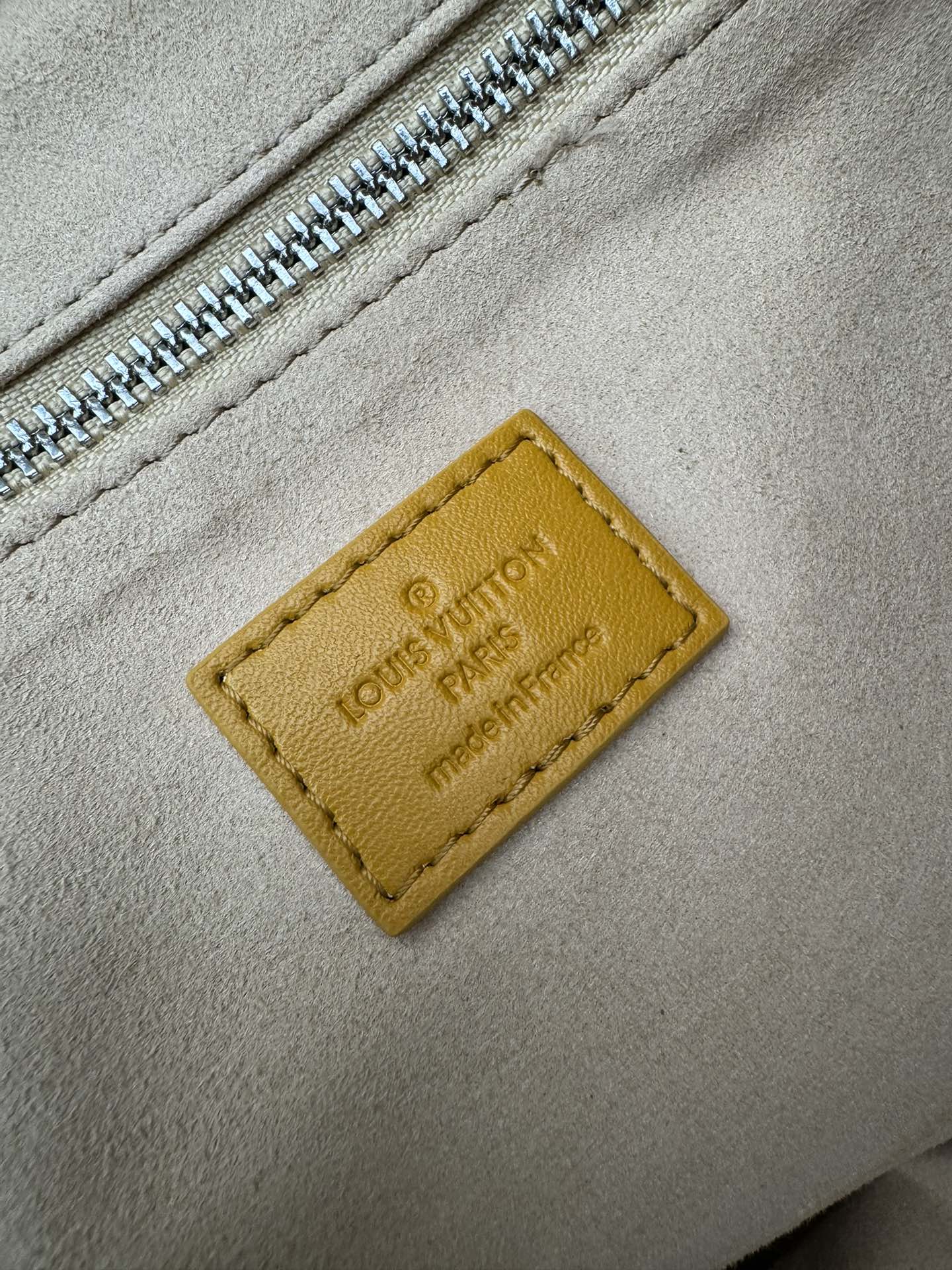 Louis Vuitton M24457 Medium Leather Handbag - Image 9