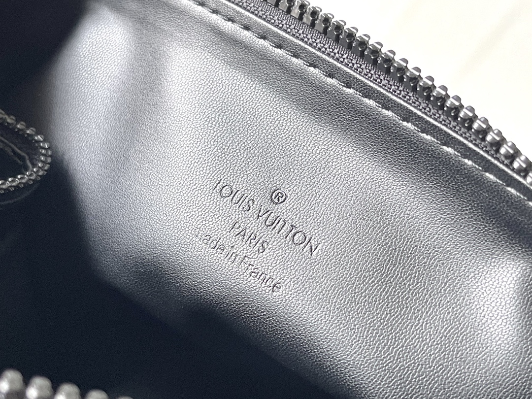 Louis Vuitton Coussin Small Handbag M11370 - Image 9
