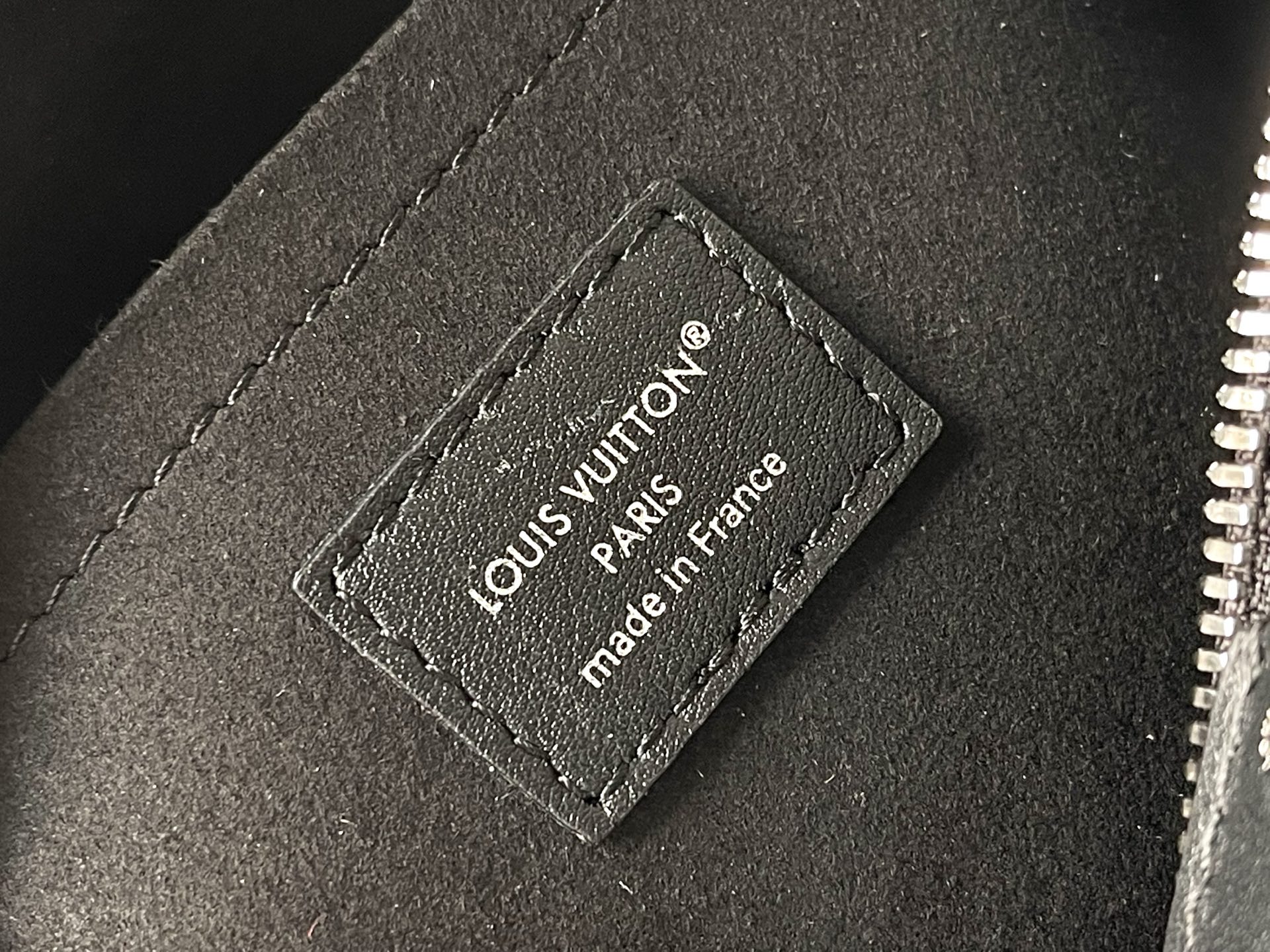 Louis Vuitton OnTheGo Small Handbag in Monogram Leather - Image 9
