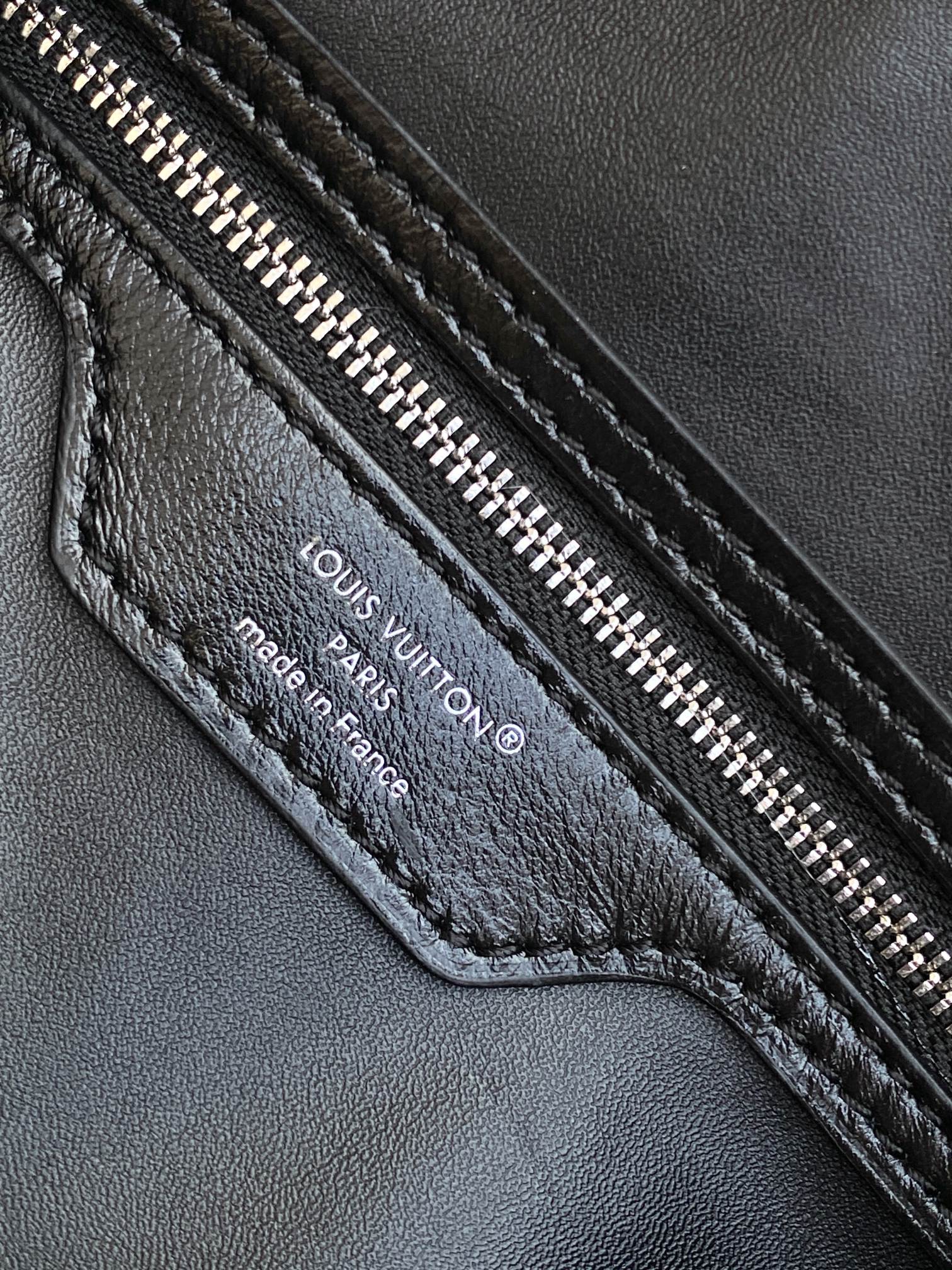 Louis Vuitton Speedy Soft 30 Handbag in Monogram Eclipse Canvas - Image 9