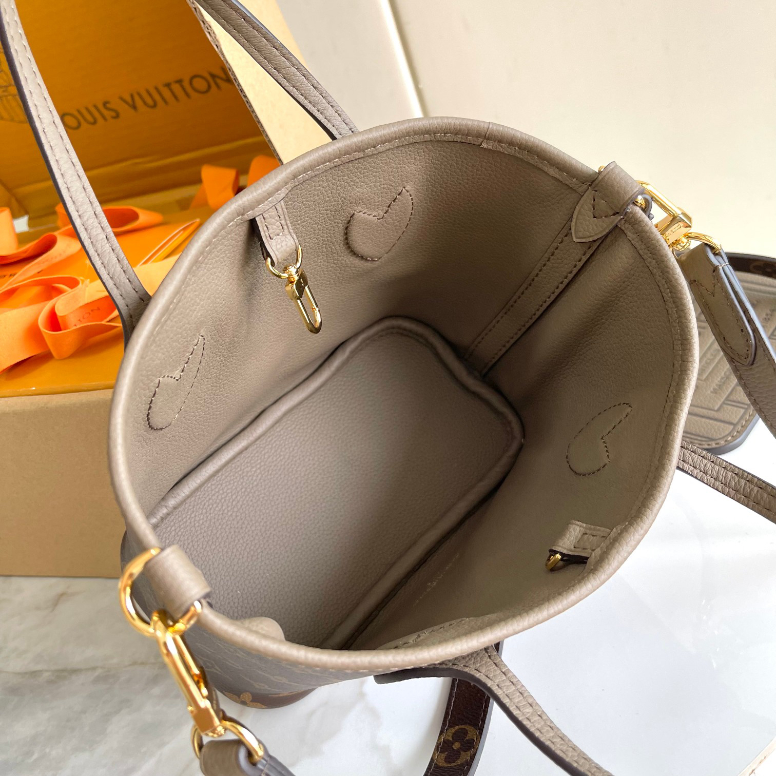 Neverfull BB Reversible Tote Bag in Damier Azur Canvas - Image 9